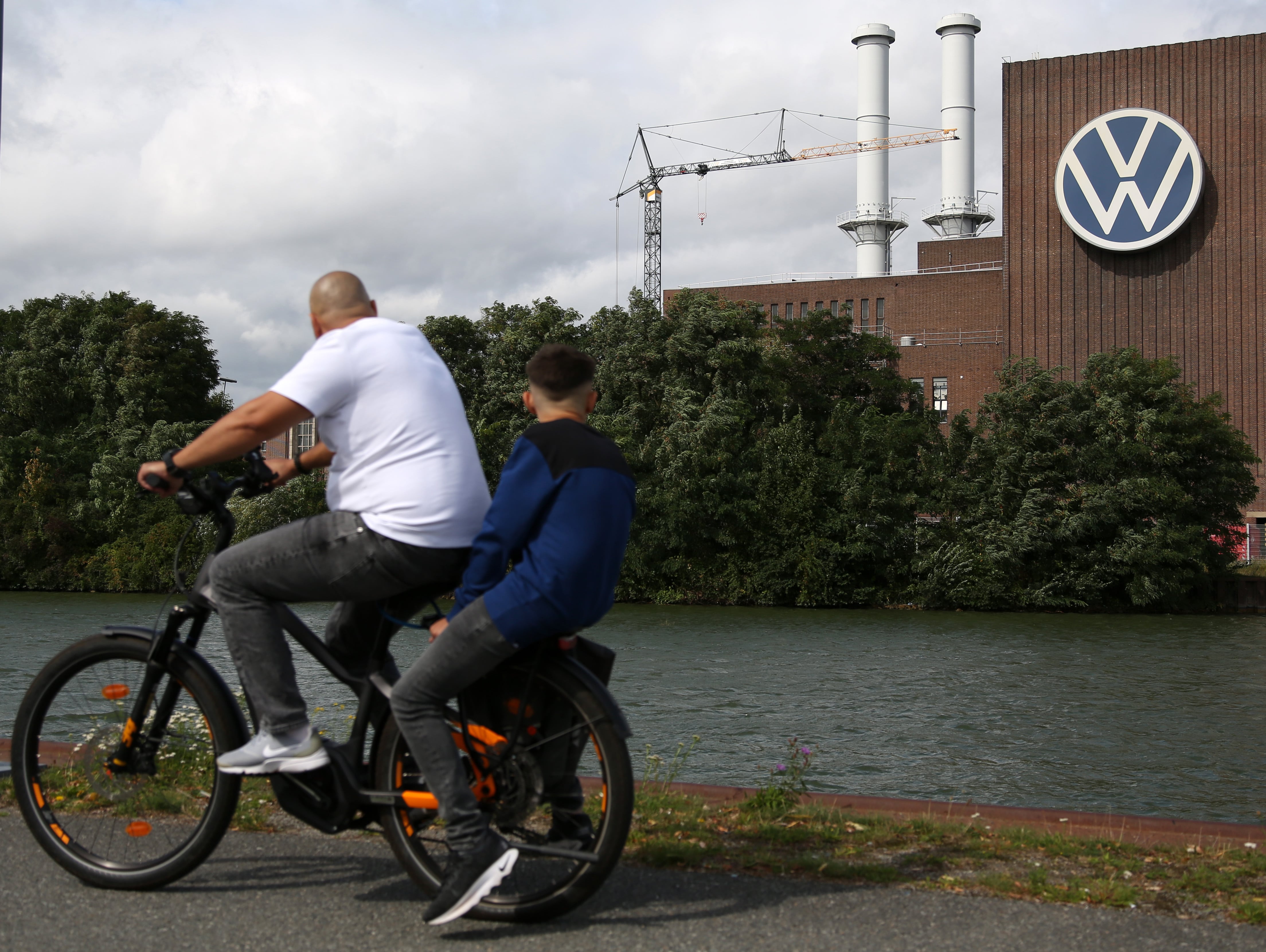 The decline of Volkswagen: The highest‑grossing automaker, but its main rival Toyota earns five times as much The German group aims to return to profitability with its restructuring plan, while the Japanese company maintains its leadership in the first half of the year thanks to its focus on hybrid cars