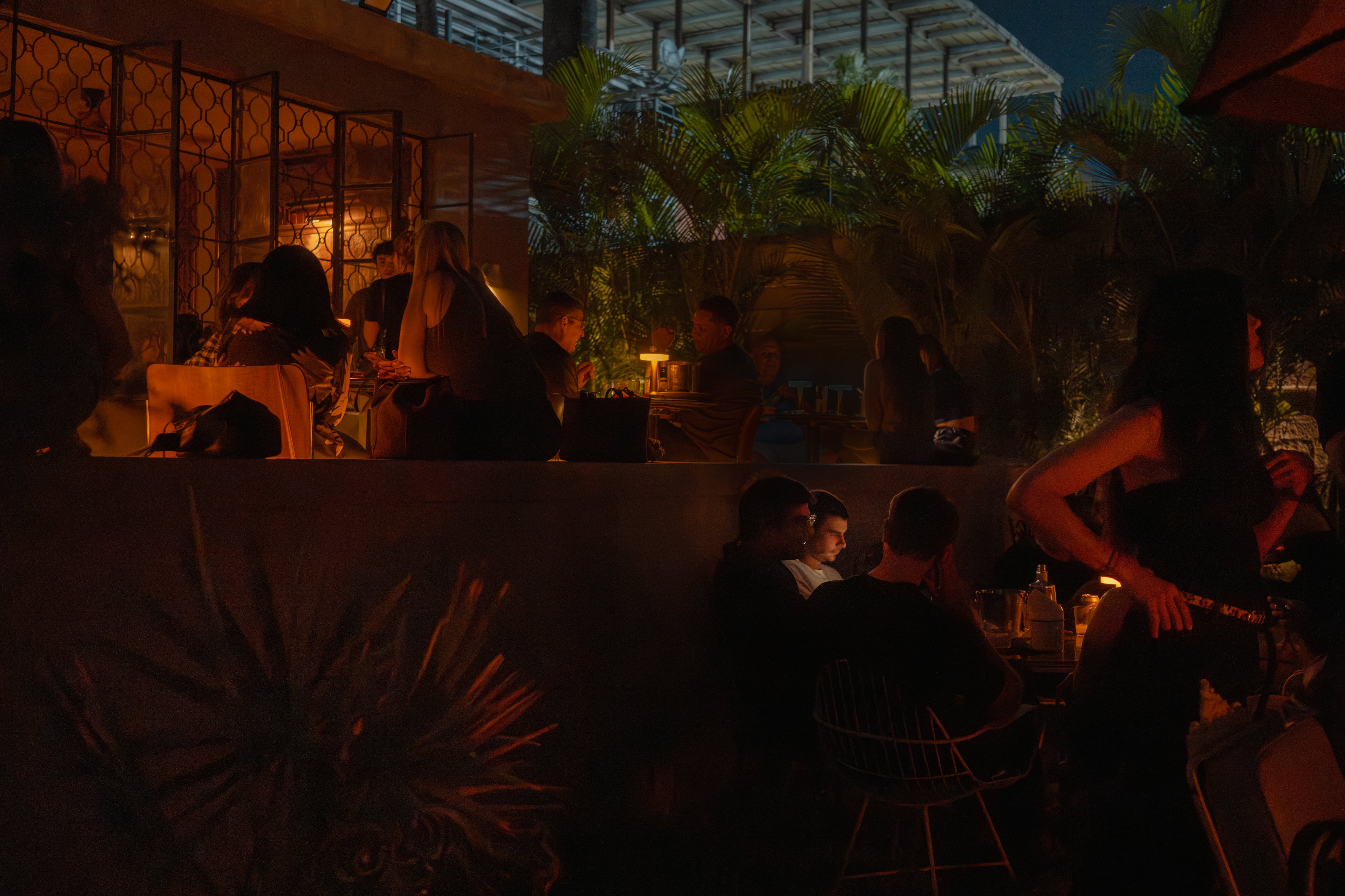 Diners at the Dos Puntos restaurant in Caracas, on April 11.