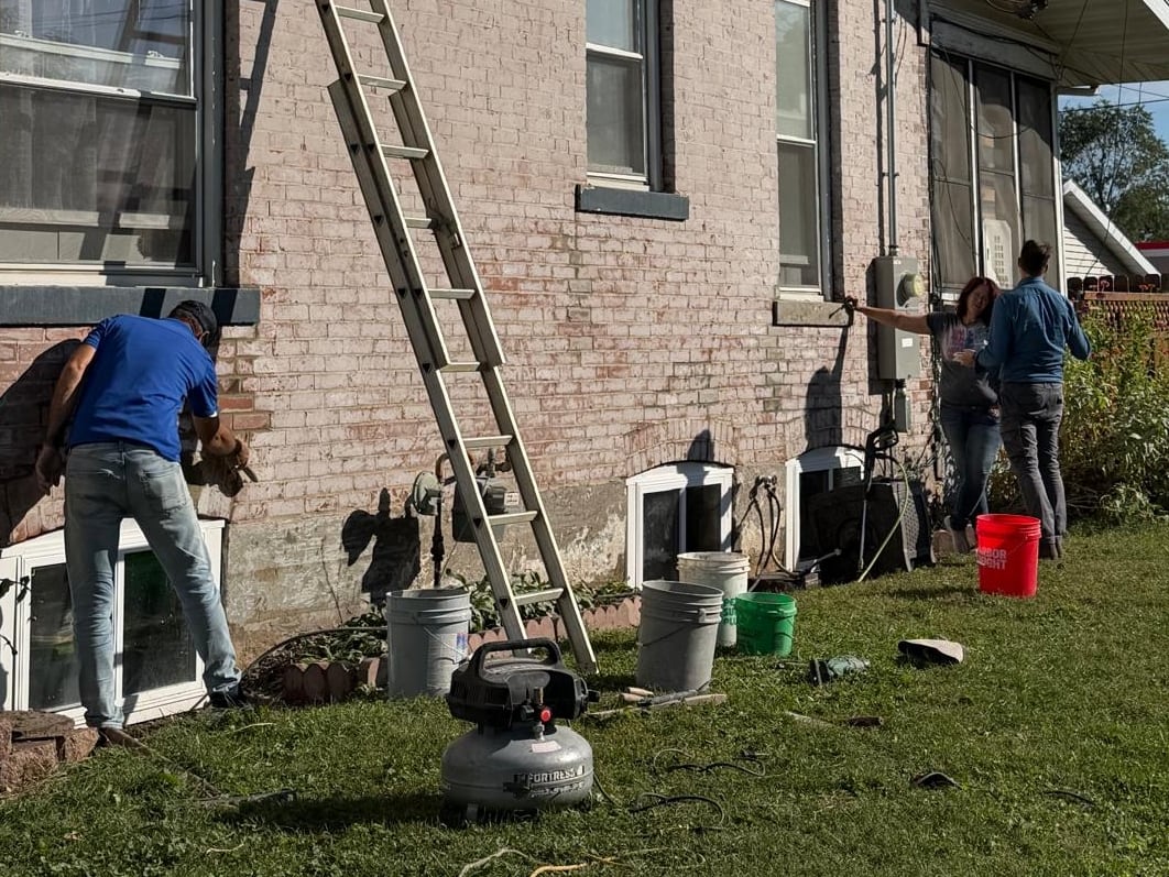 The Pfeiffers scrape the façade of a house in Fort Madison.