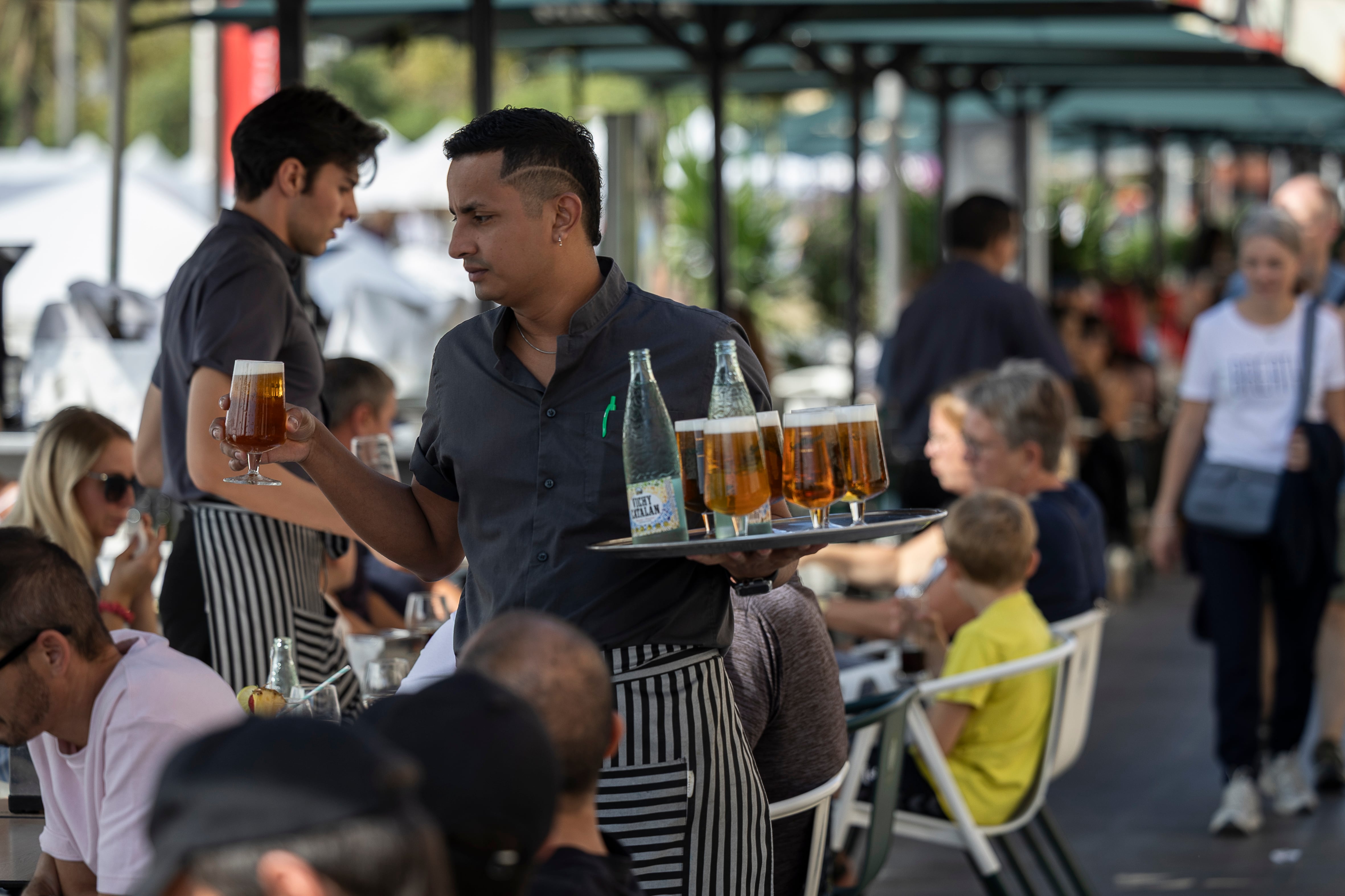 Spaniards work half an hour more per week than the European average, and four more than the Dutch