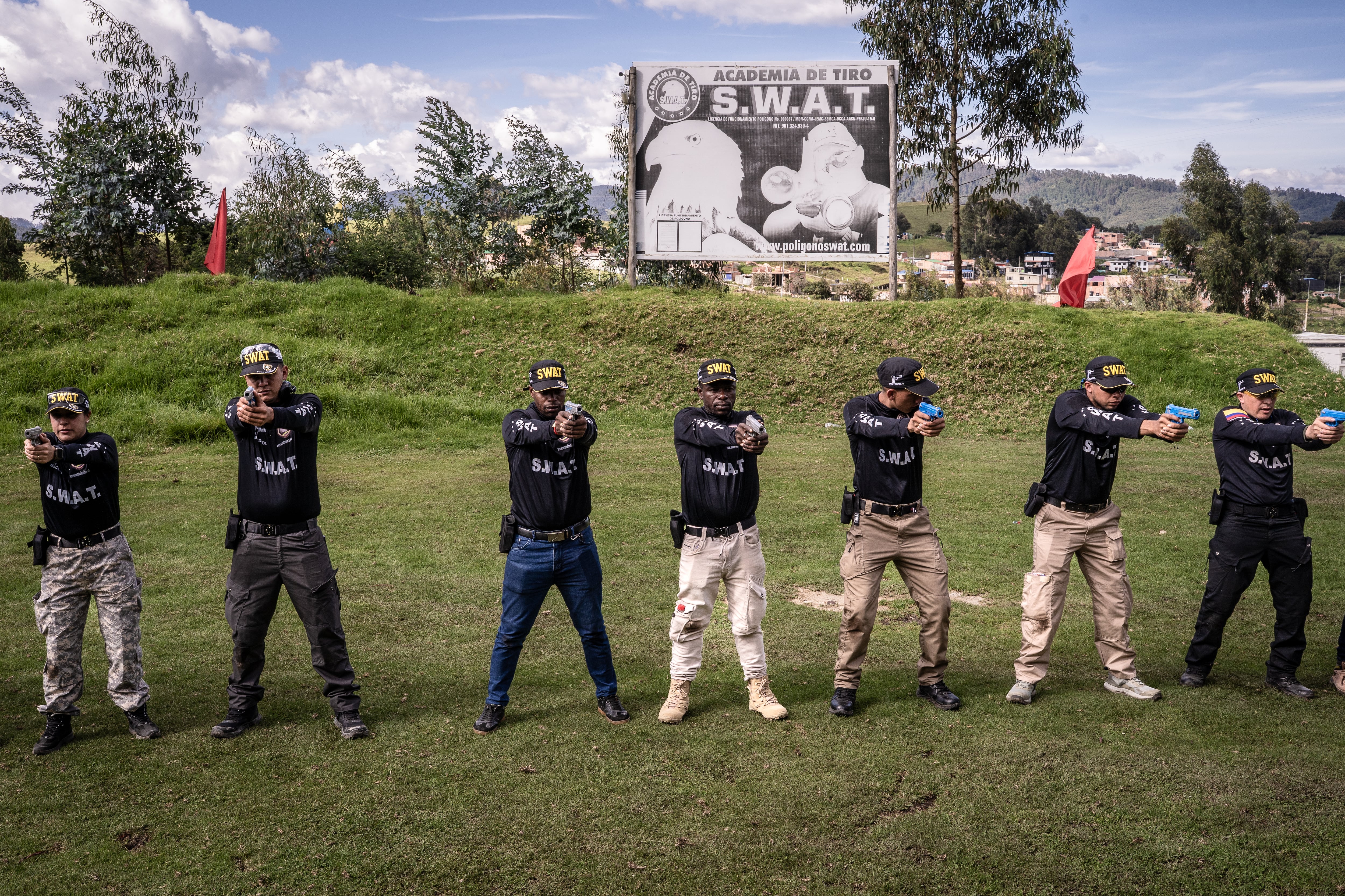 Students in the intensive bodyguard training course at the S.W.A.T. Bodyguards private security academy in Facatativá on May 6, 2026.