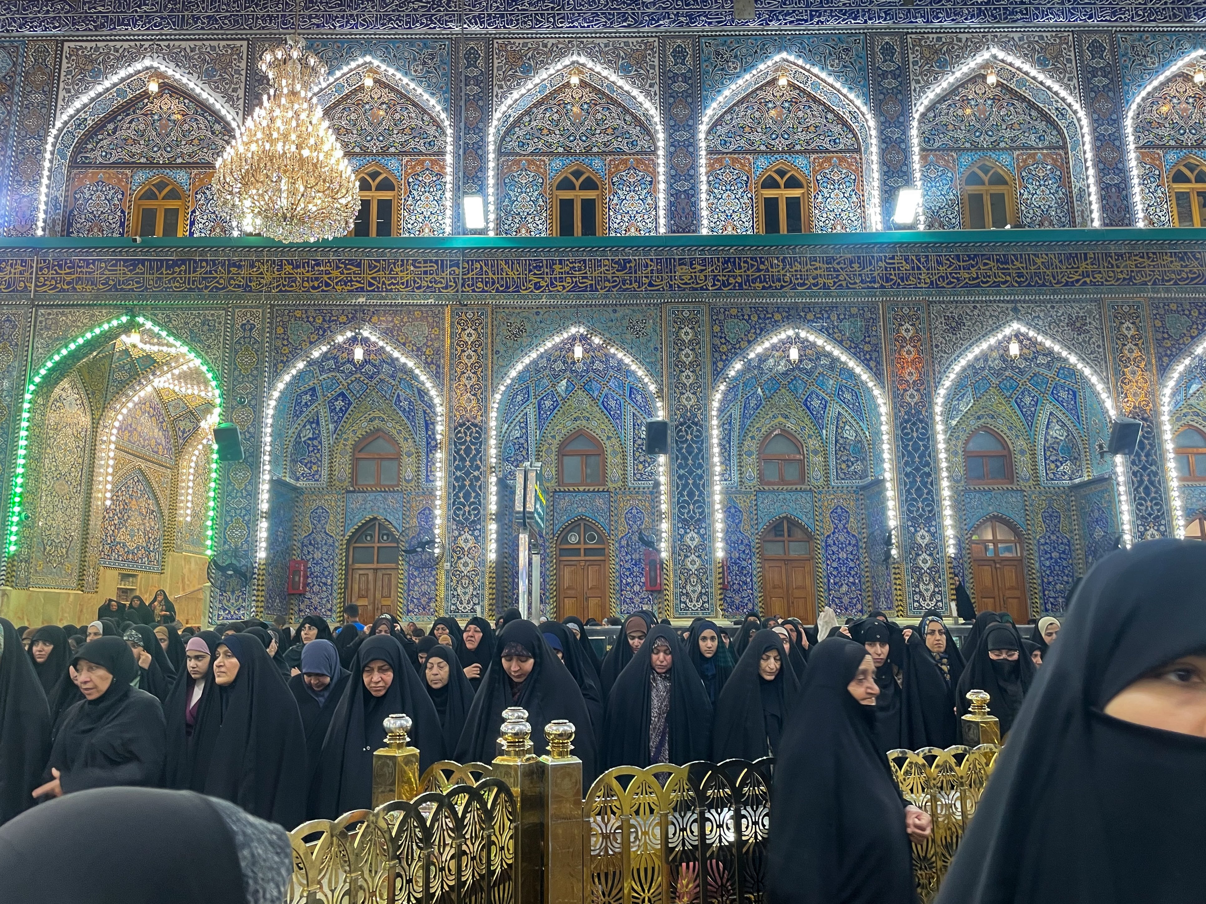 Pilgrims under the bombs on their way to Iraq