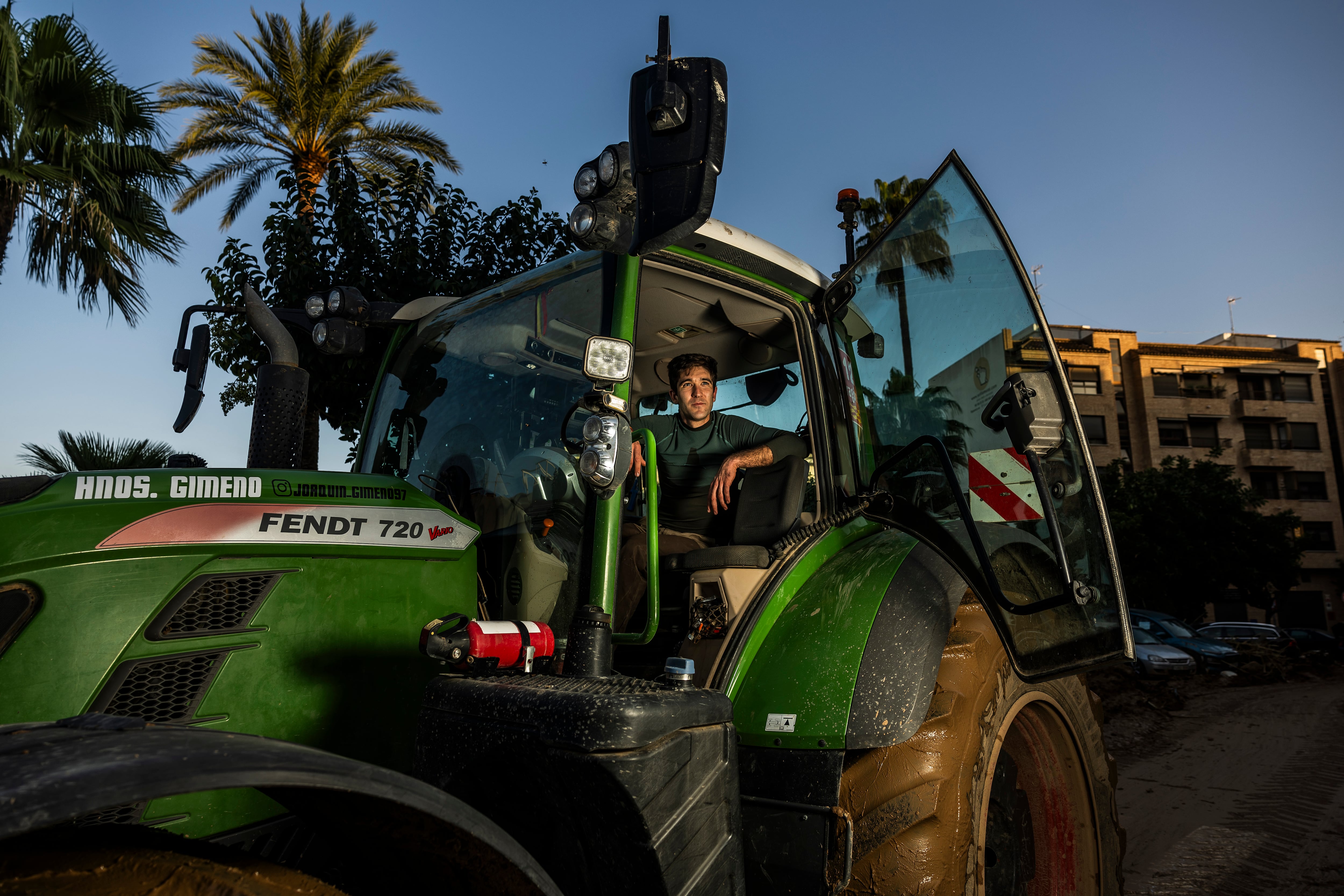 A volunteer farmer helps on Blasco Ibáñez Avenue in Catarroja.