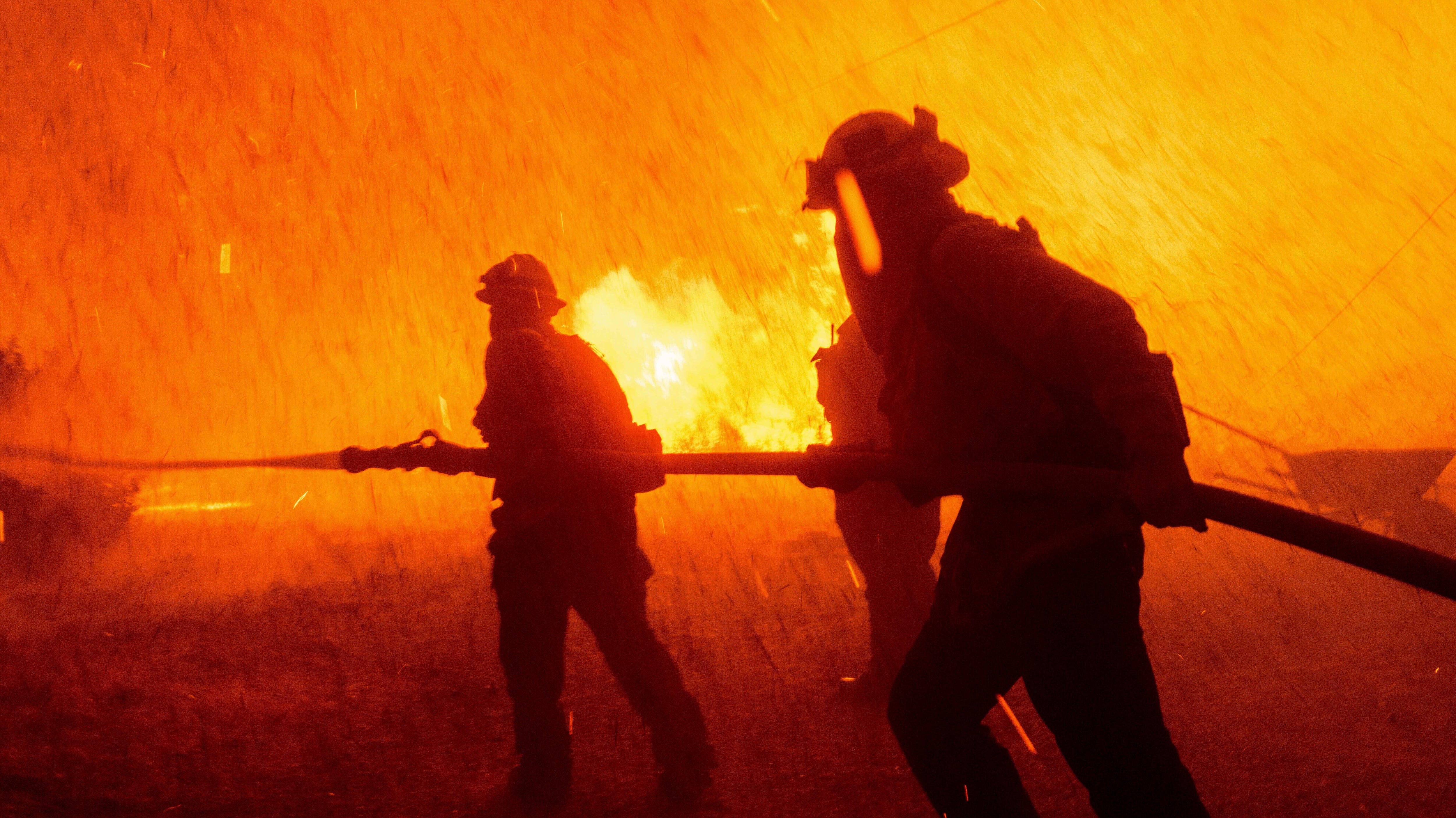 Hughes wildfire rages in northern Los Angeles County, forcing evacuation of 31,000 people