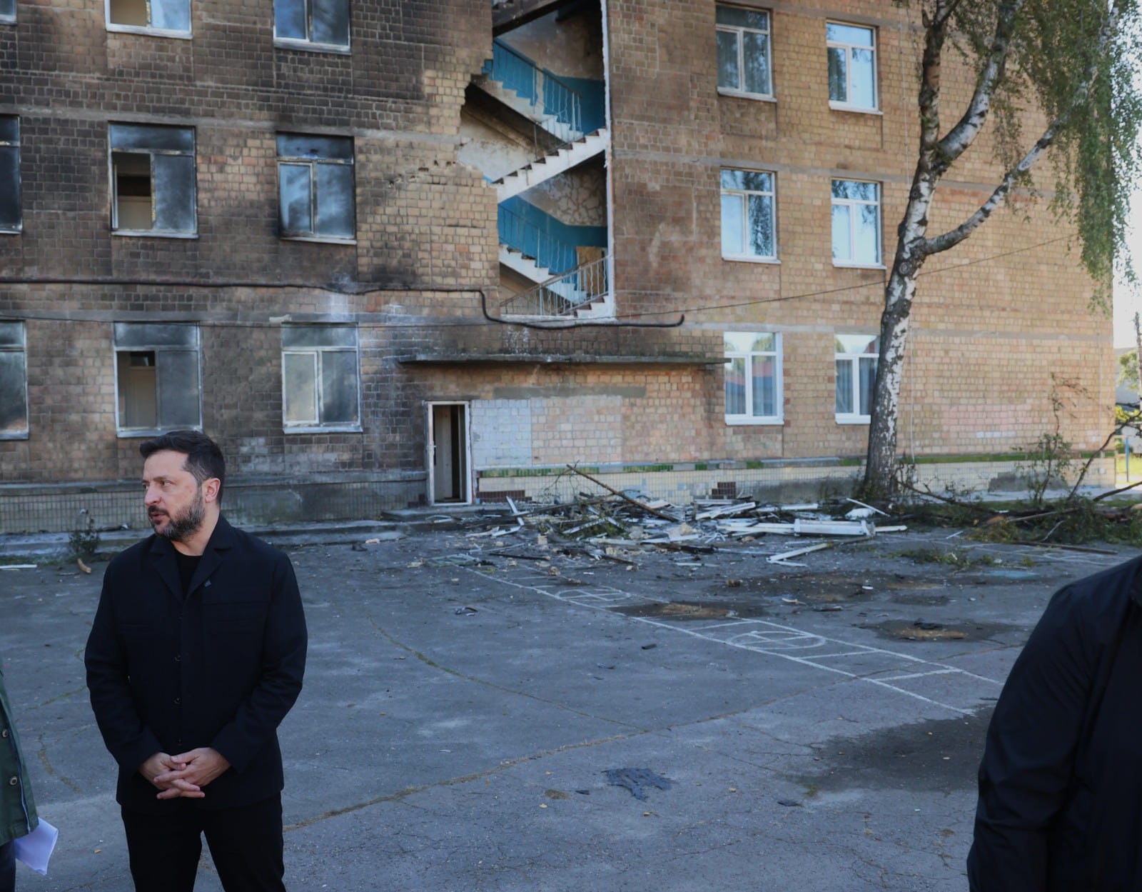 The president of Ukraine, Volodymyr Zelenskiy, during his meeting with EL PAÍS in front of a school attacked by Russia this Thursday.
