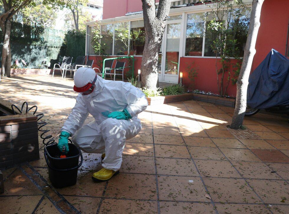 A Madrid firefighter disinfecting the Ave María senior home on Thursday. 
