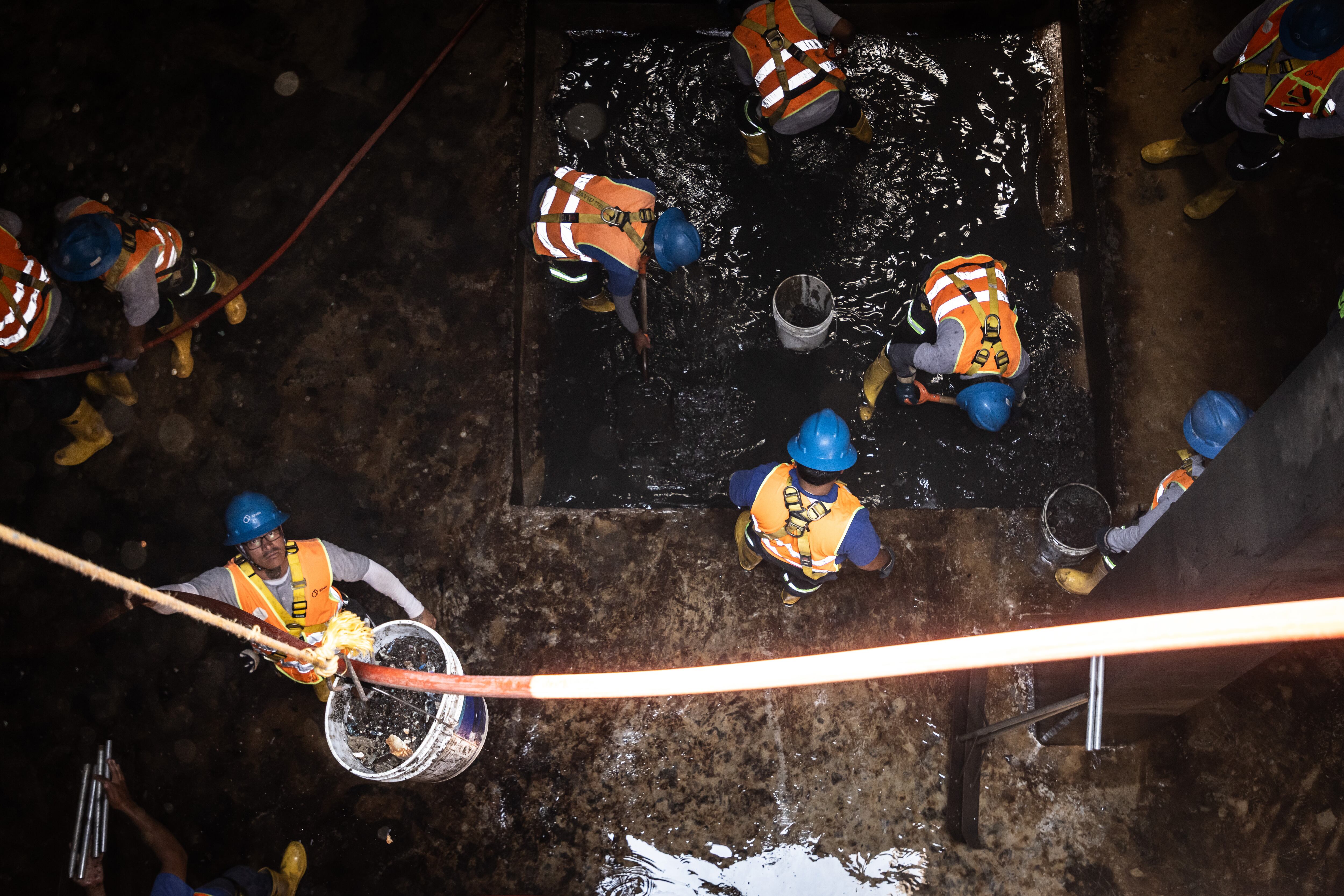 SIAPA workers clean a tank at the Las Huertas station.