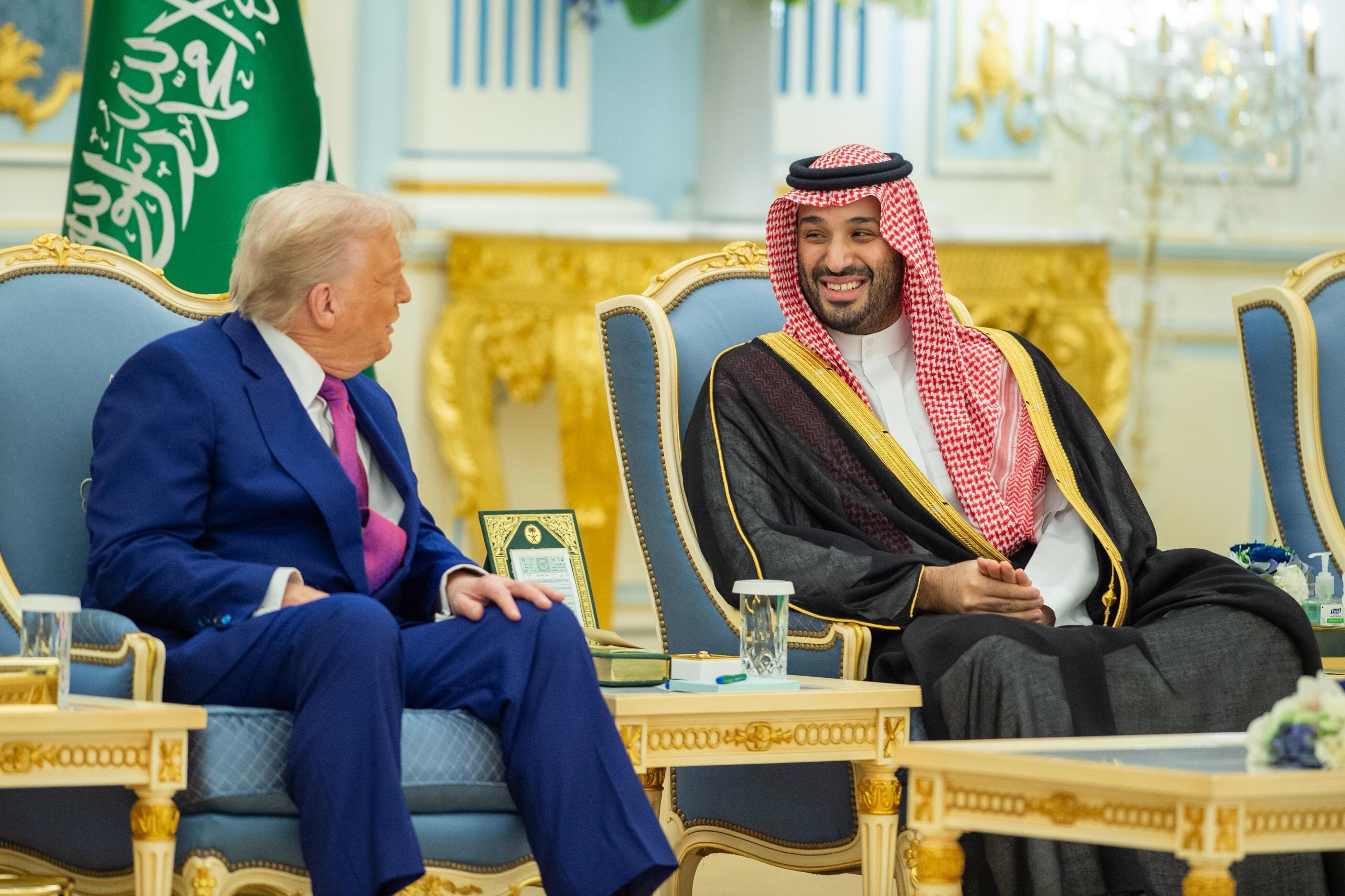 Síníonn Trump $ 600 billiún leis an Araib Shádach le haghaidh airm agus mianraí criticiúla Síníonn Trump $ 600 billiún leis an Araib Shádach le haghaidh airm agus mianraí criticiúla