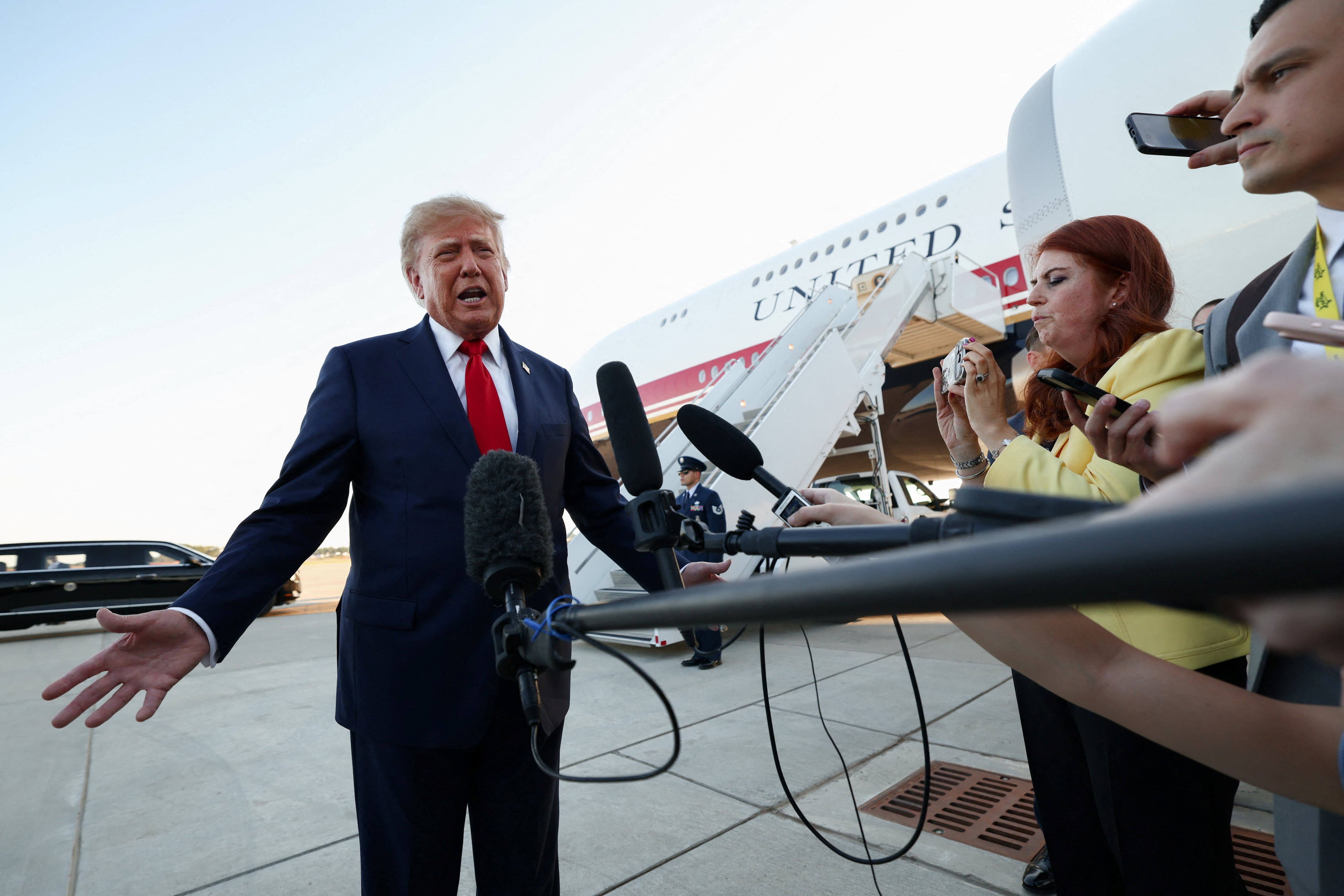 Trump threatens to cut off trade with the EU if it partners with Canada