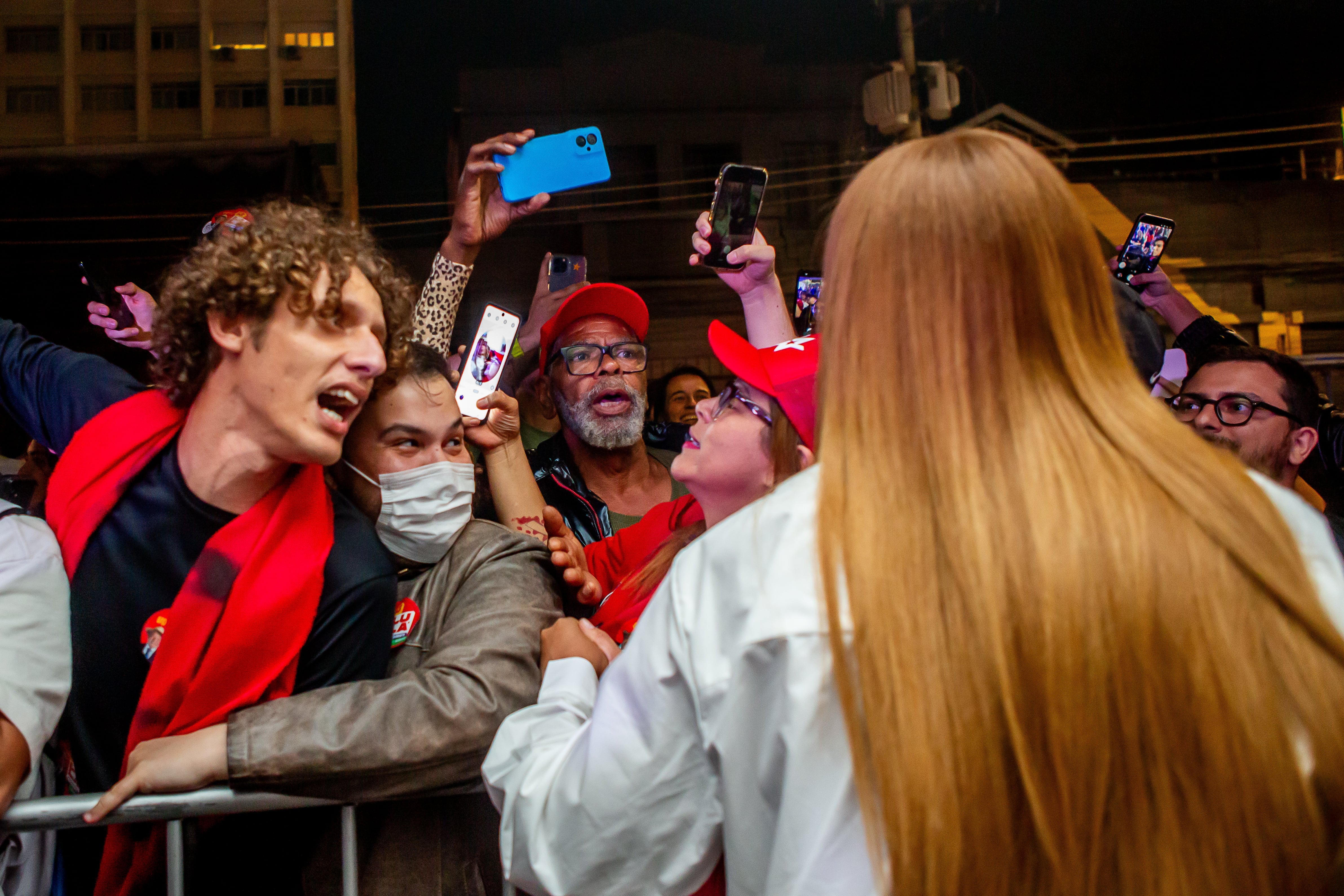 Erika Hilton greets her supporters at the Workers’ Party rally.