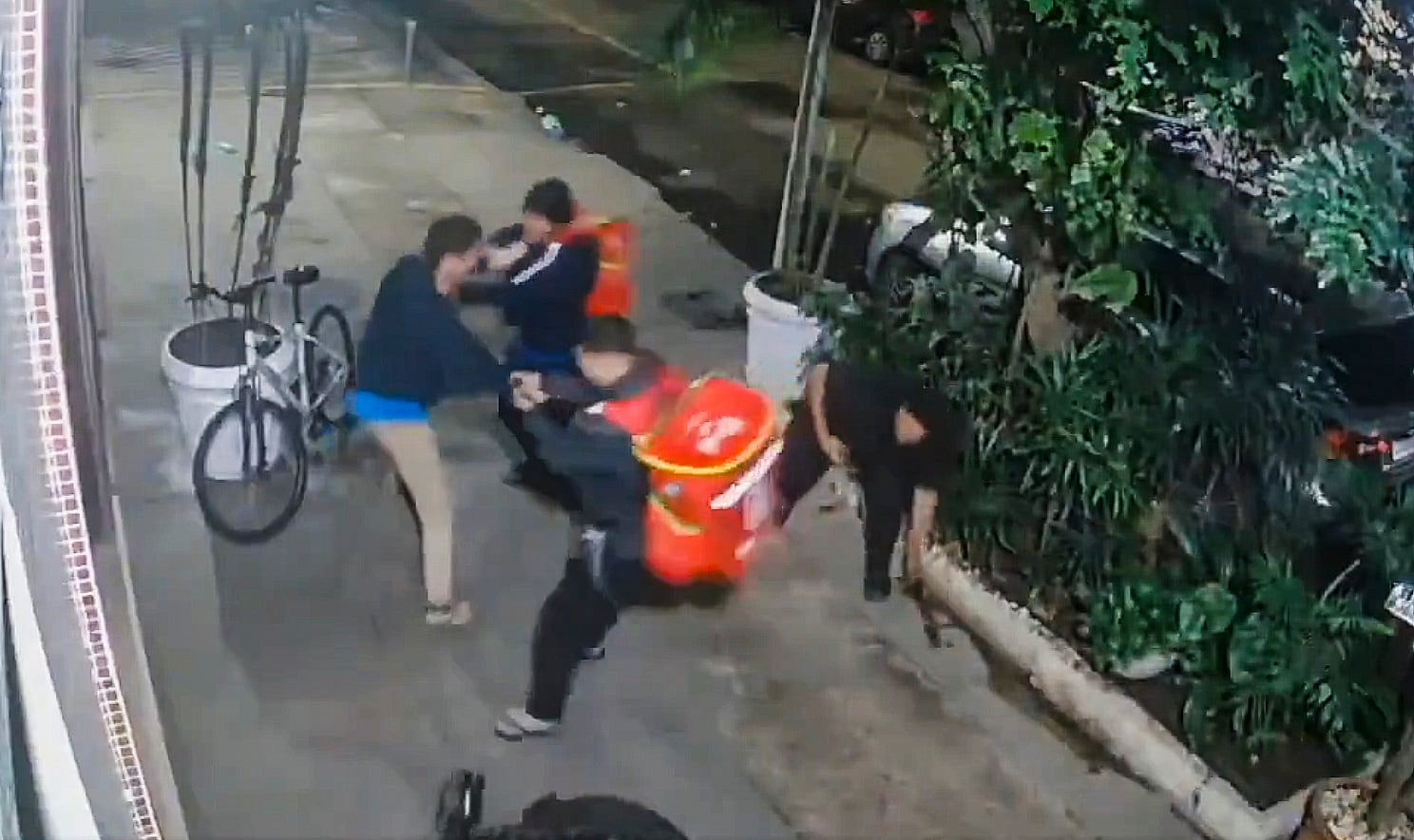 Lynching of a man accused of stealing a bicycle in Copacabana shocks Brazil