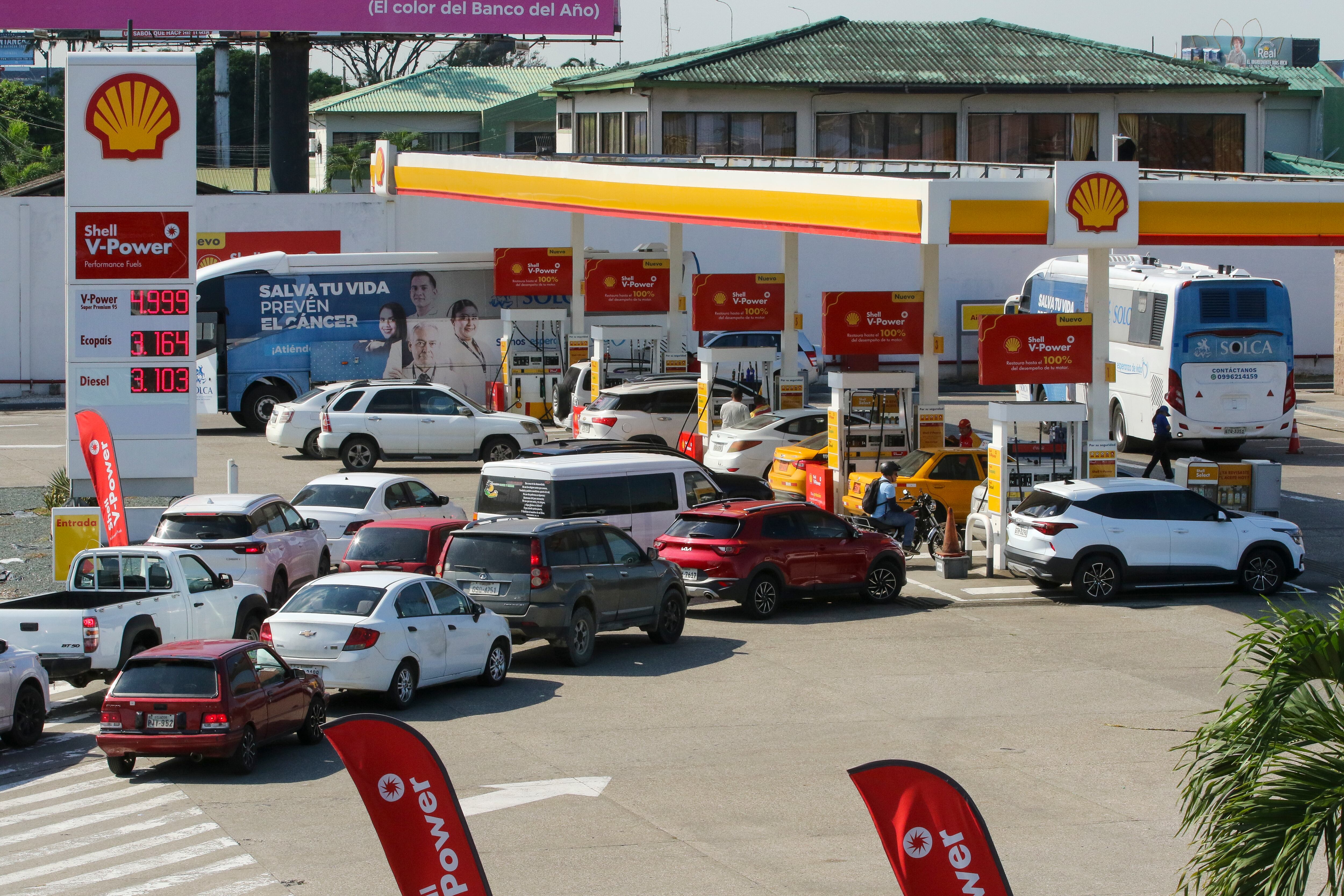 The paradox of Ecuador: An oil-producing country where people wait in line for up to 72 hours to buy gasoline