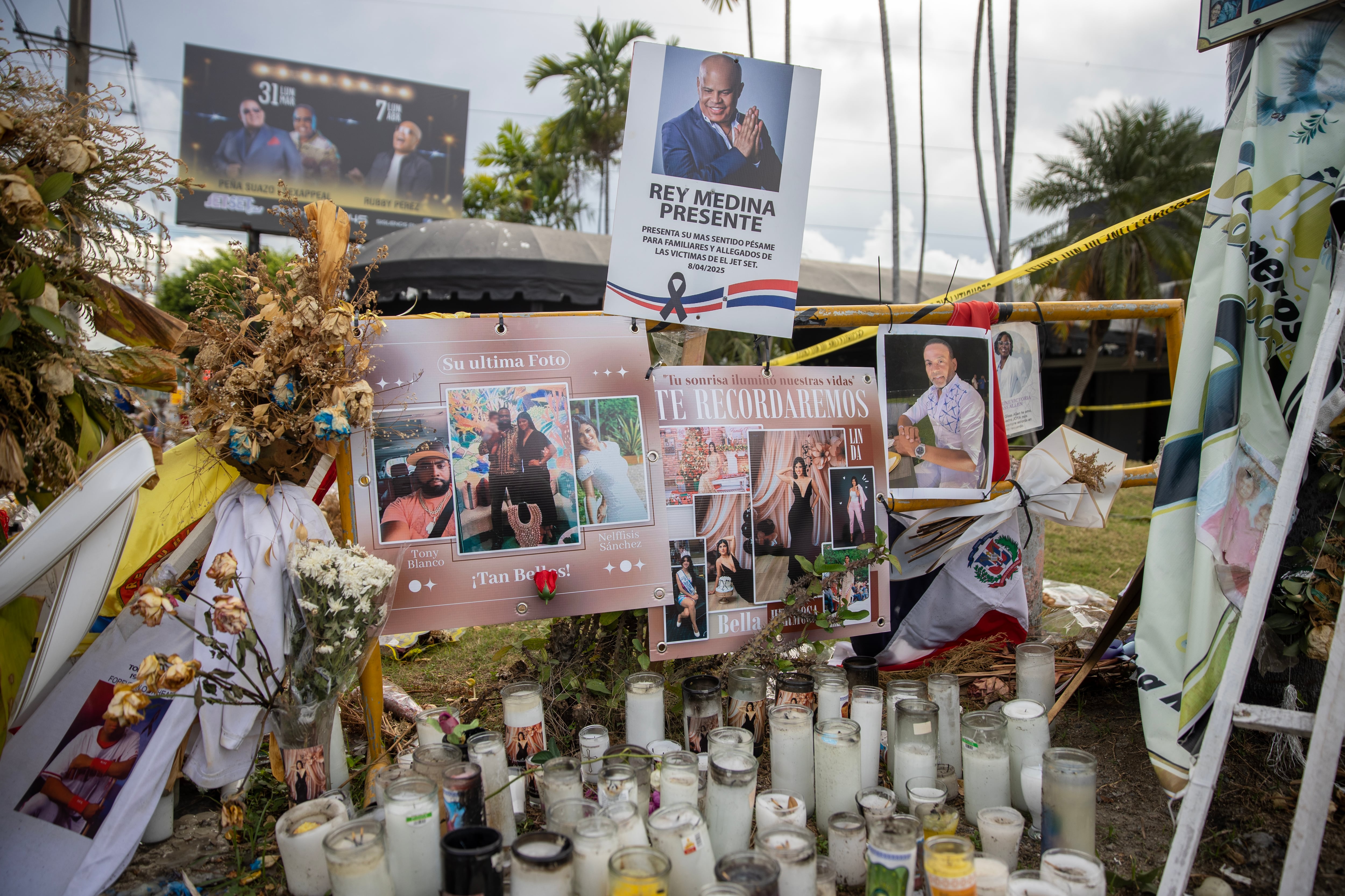 The offering placed in front of the premises where the Jet Set nightclub used to operate, in tribute to the victims of the tragedy.