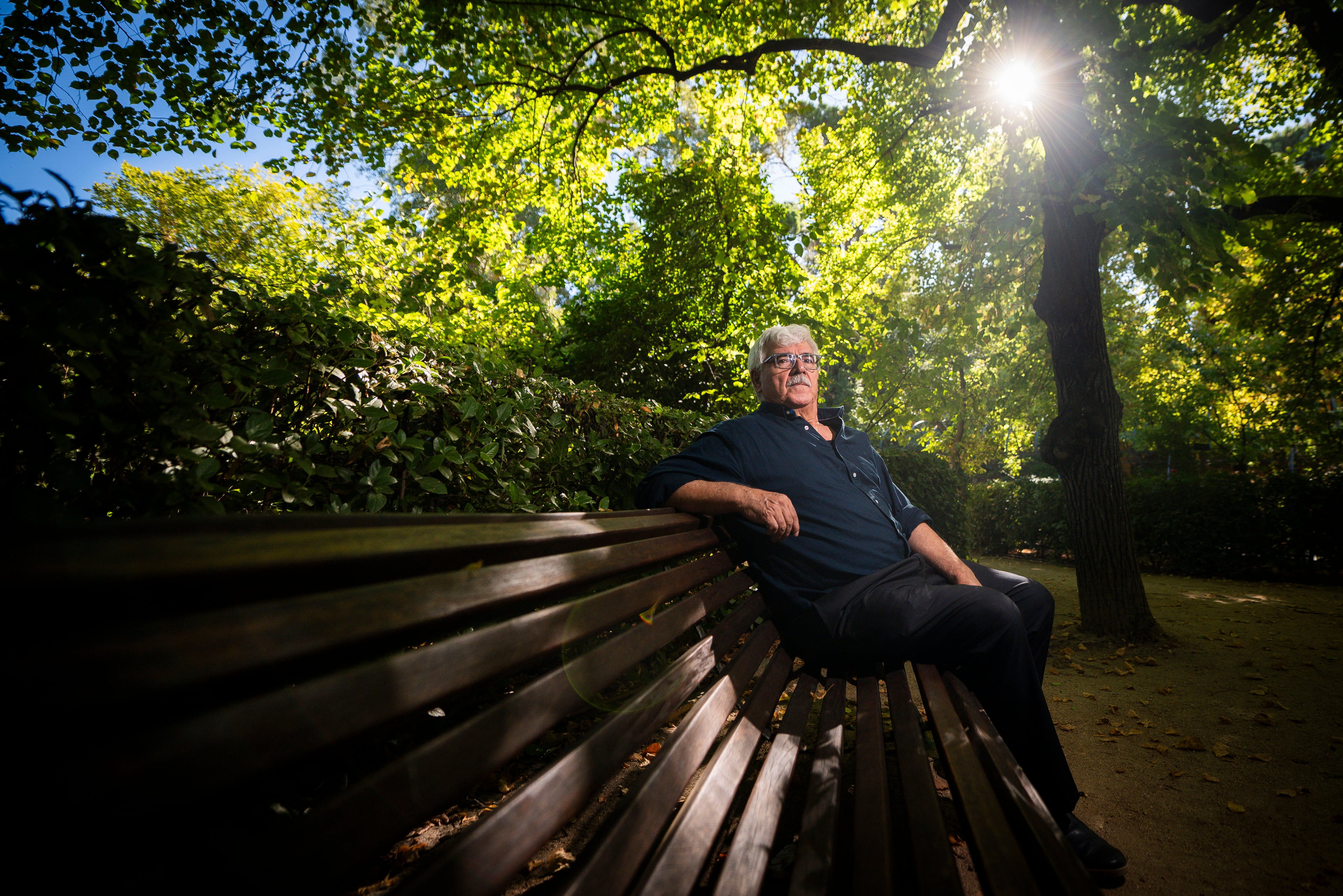 The botanist José Luis Fernández-Alonso sits on a bench at the Royal Botanical Garden.