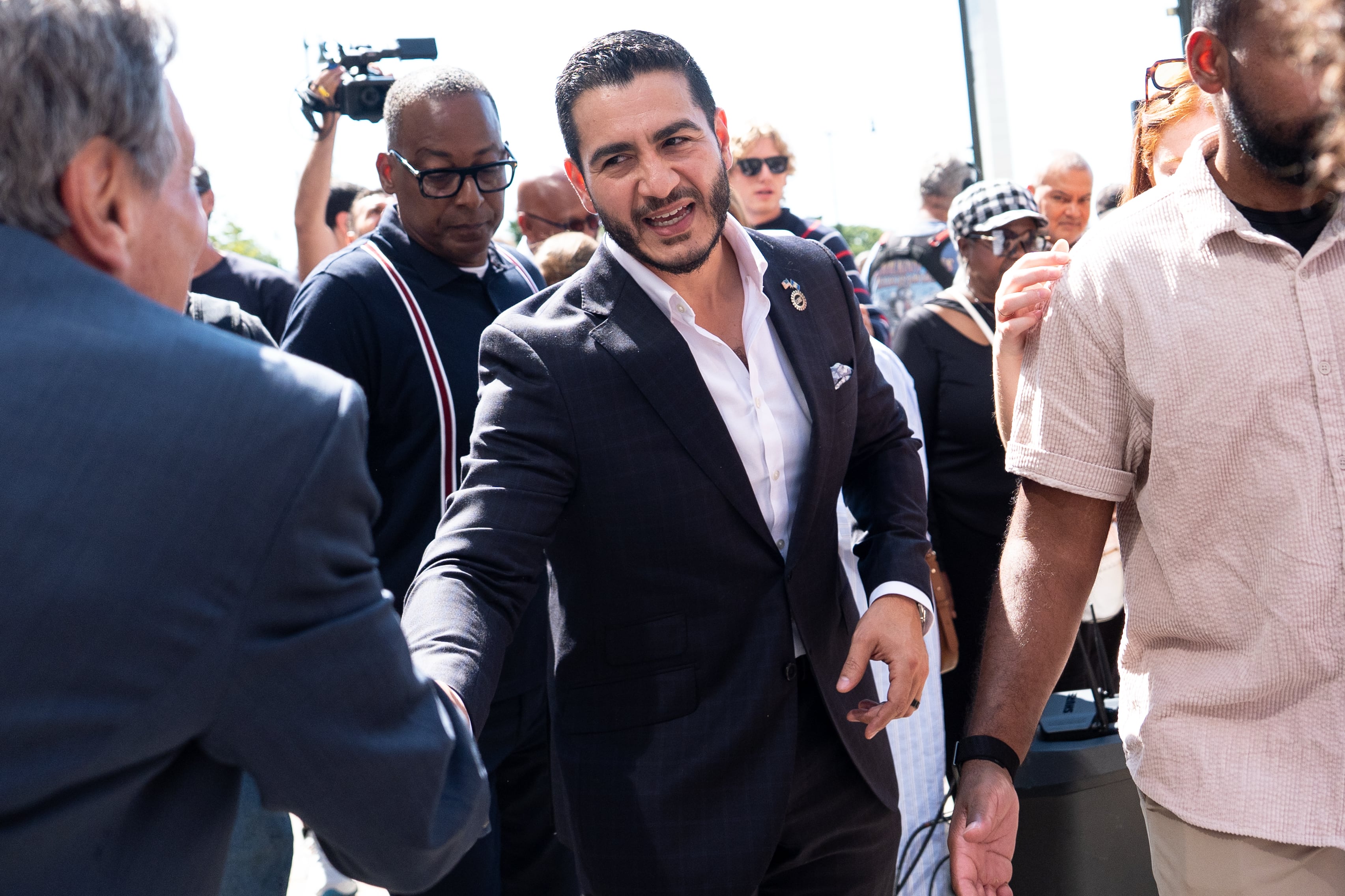 Mamdani Wave sweeps the US as Abdul El‑Sayed aims to become first Muslim senator The Democratic primary victory of the physician, son of Egyptian immigrants and a staunch critic of Israel, displays the growing strength of the partys progressive wing