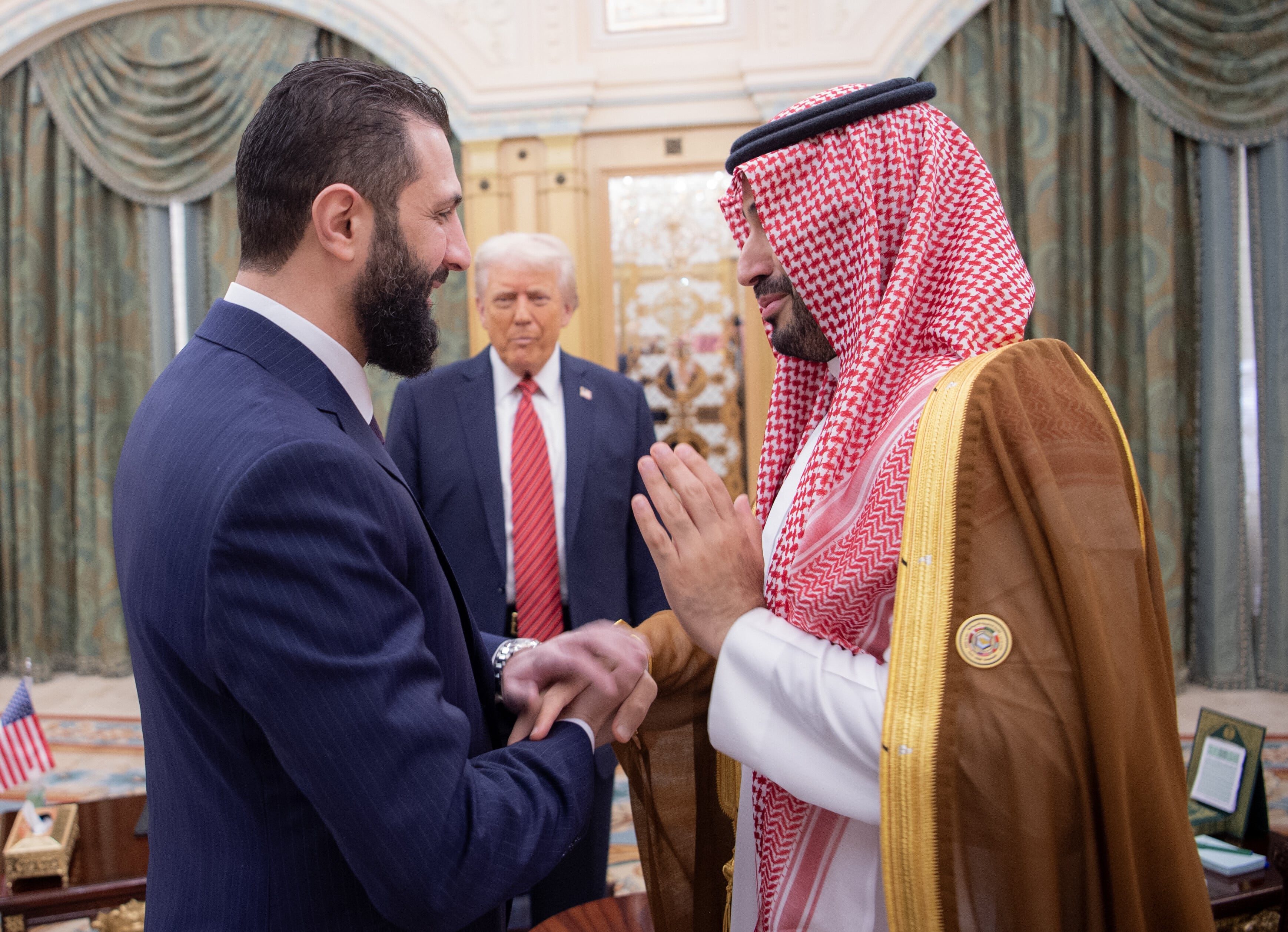 Ahmed al-Sharaa, iar-Jihadist Trump athshlánaithe, a thug an tSiria as an bhfuacht Ahmed al-Sharaa, iar-Jihadist Trump athshlánaithe, a thug an tSiria as an bhfuacht