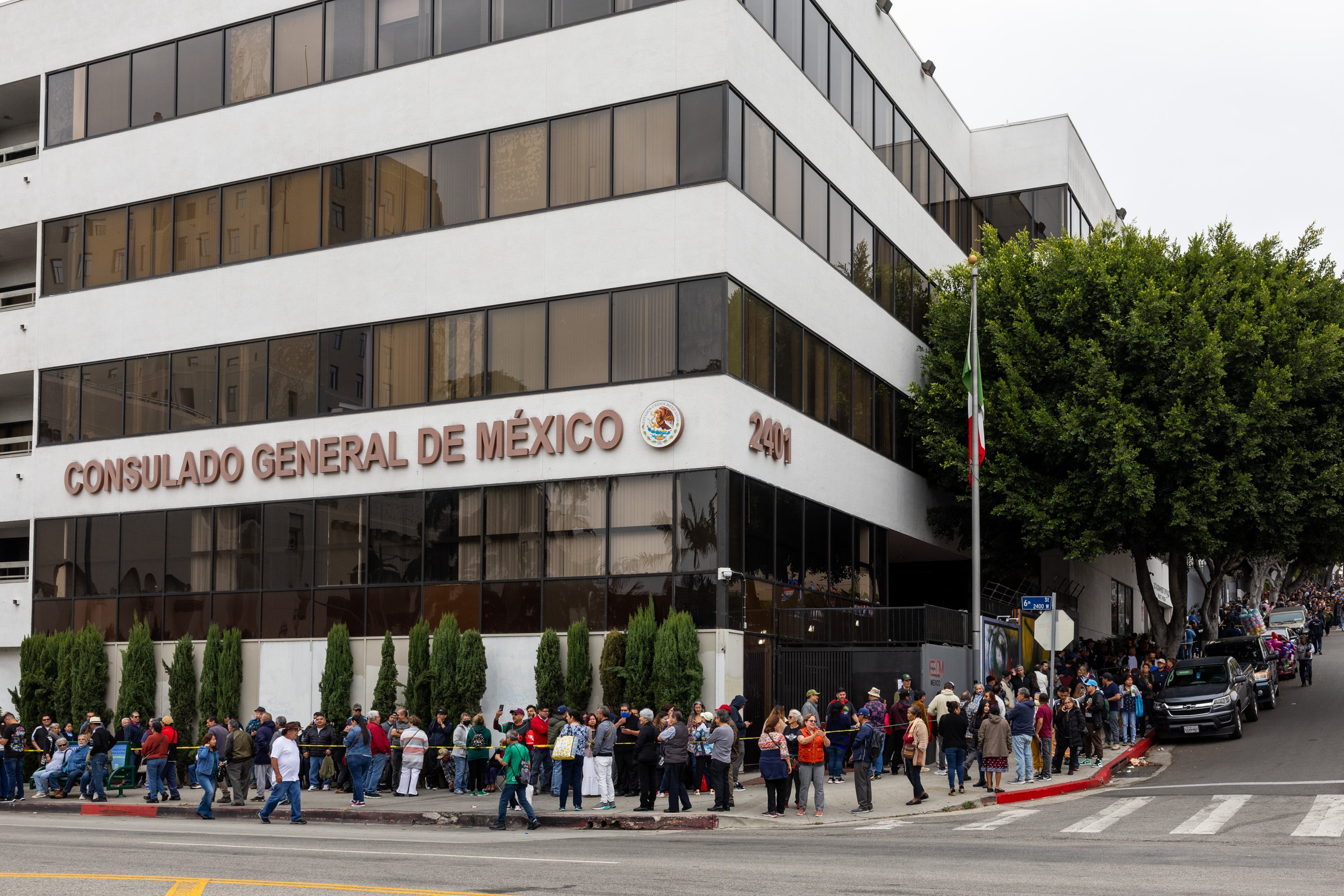 Around 400 employees of Mexican consulates in the United States face the risk of losing their visas and becoming undocumented