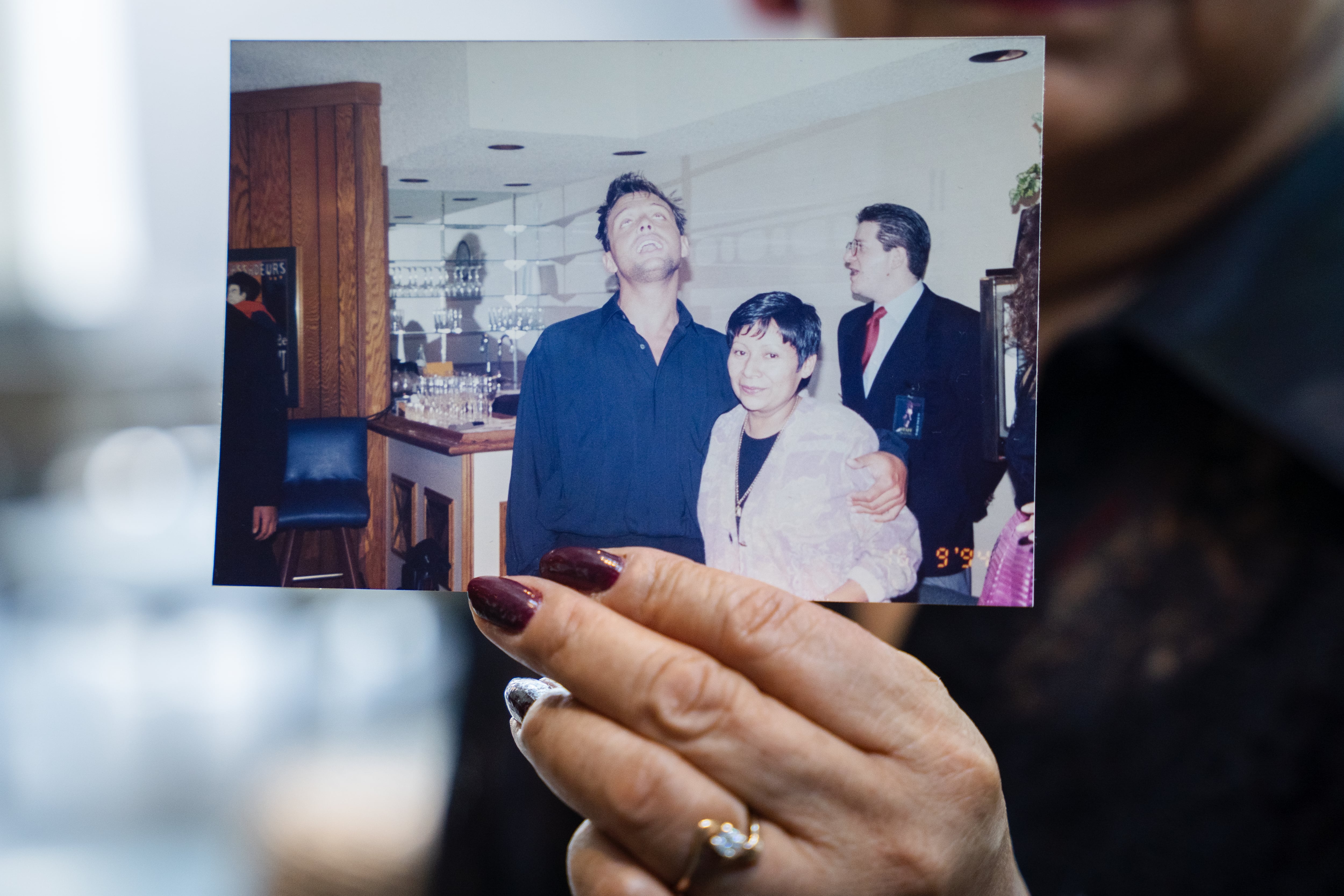 Edith Sánchez shows a photograph next to Luis Miguel at a 1994 celebration.