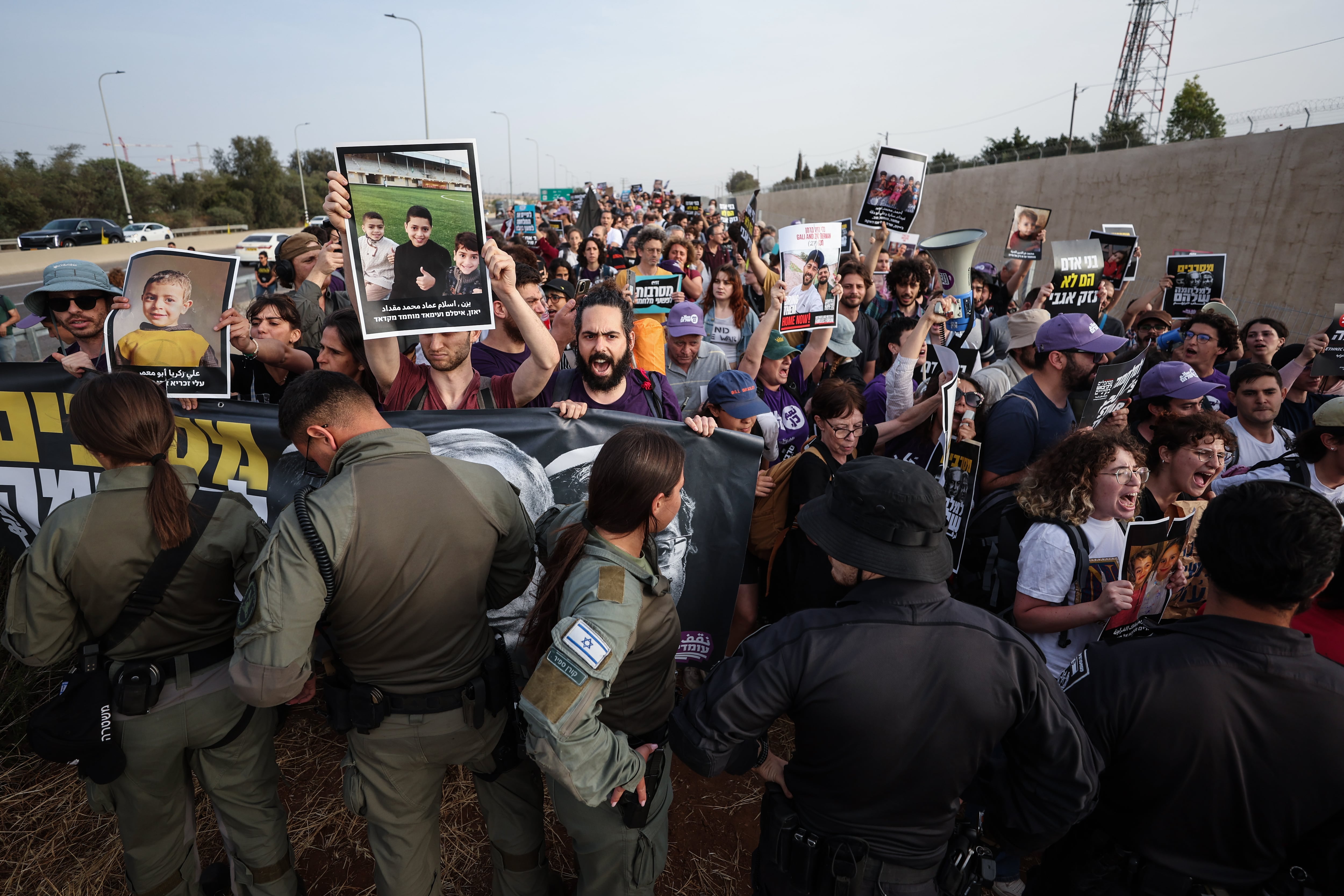 Israeli peace activists trying to approach the Gaza border on May 18 near Sderot (Israel).