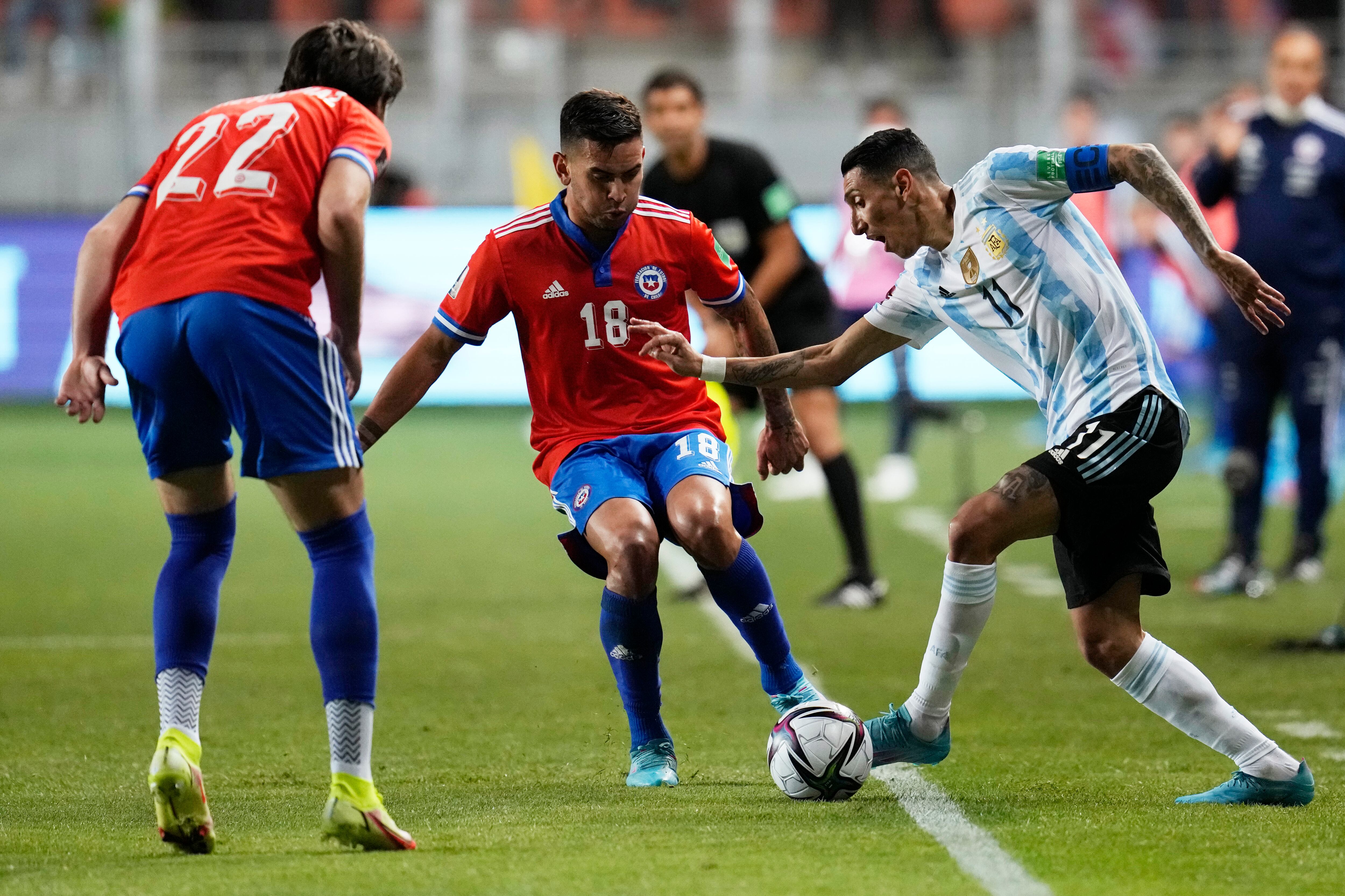 Ángel Di María dribbles in front of Sebastián Vargas in a January 2022 match in Calama, Chile.