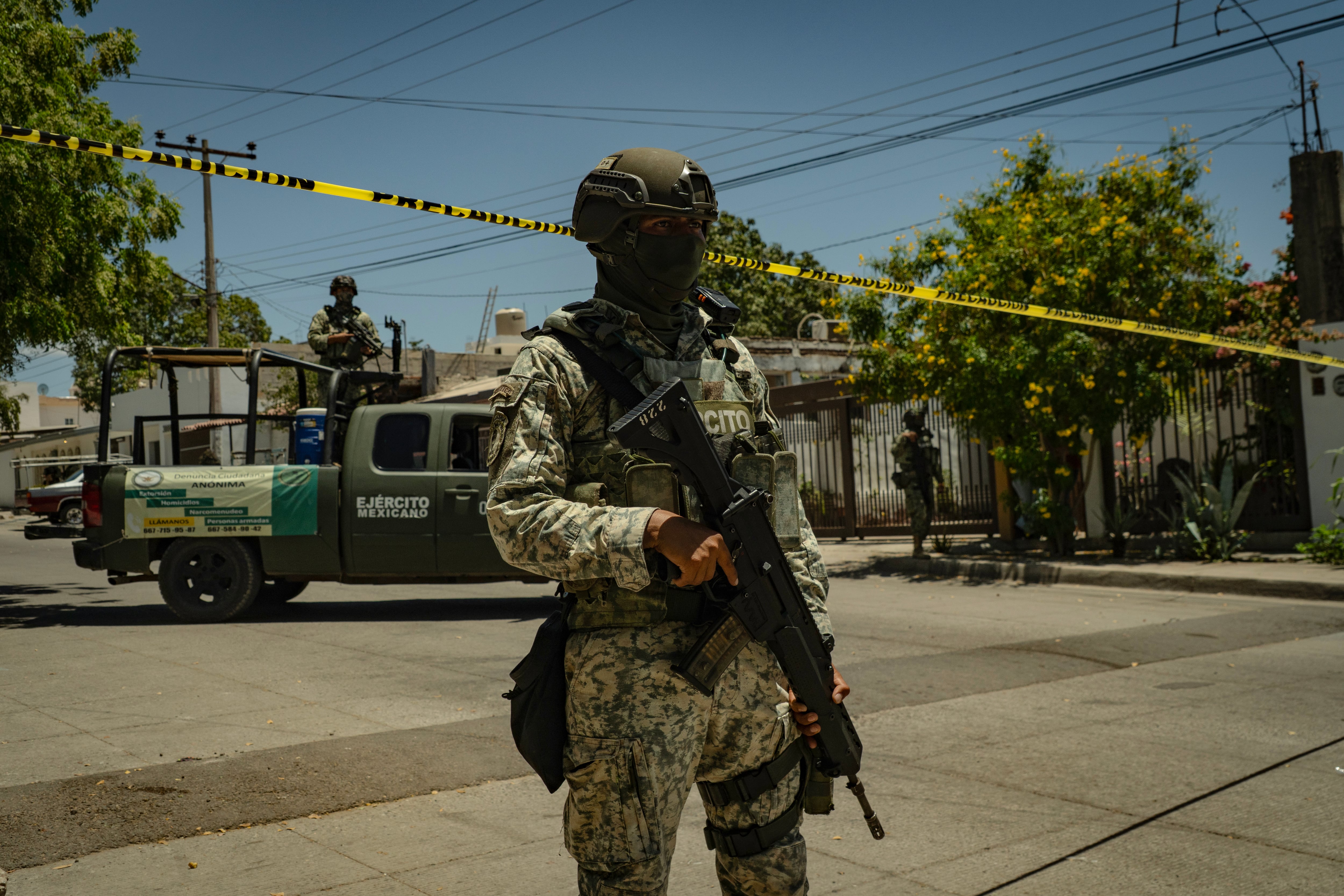 Members of the Mexican army and state police arrive at the La Pemex neighborhood after a shootout in Culiacán, Sinaloa, on May 1.