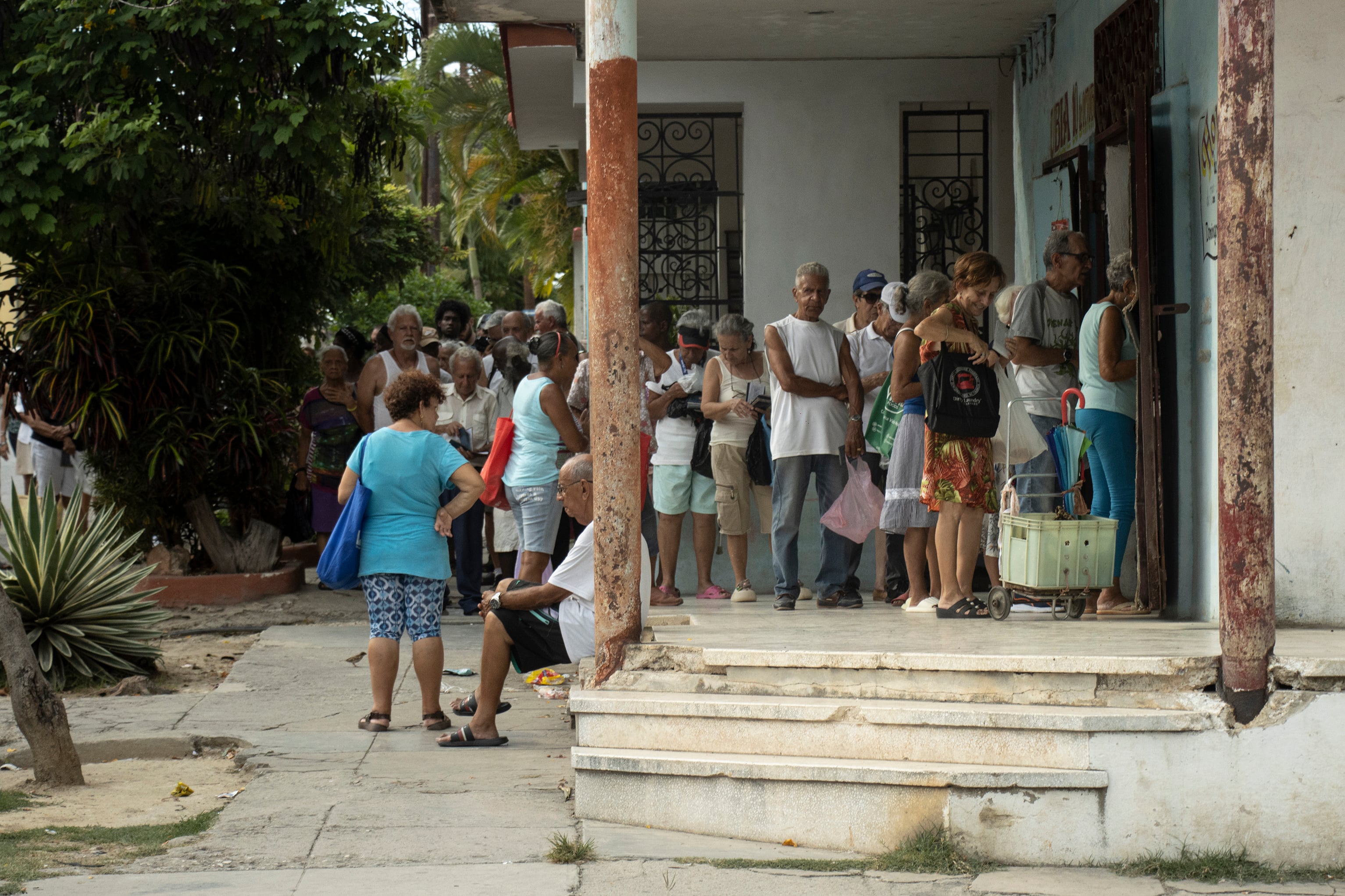 A group of people line up to buy bread in a Havana neighborhood, on May 21, 2026.