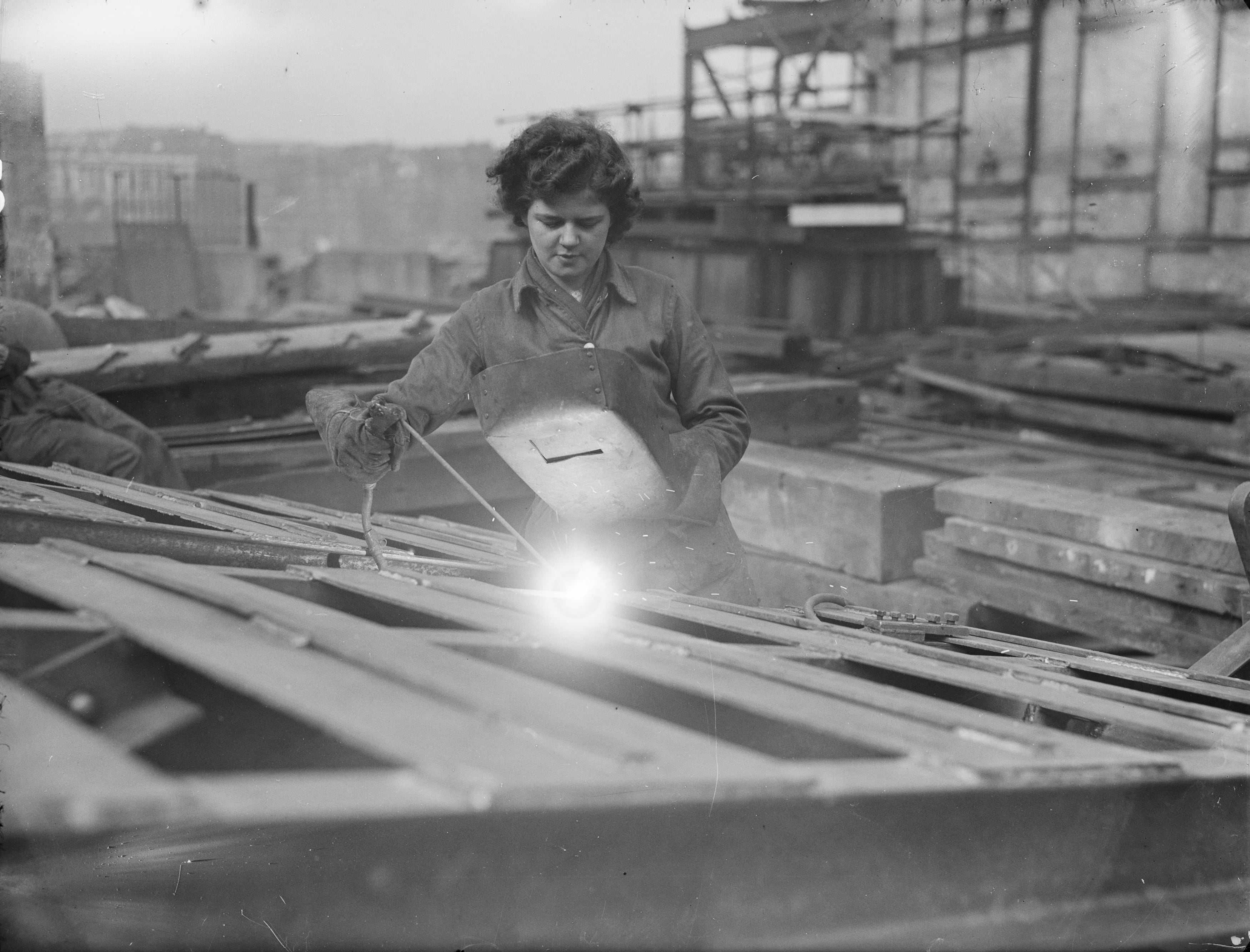 How 350 women rebuilt London’s Waterloo Bridge under Nazi bombings