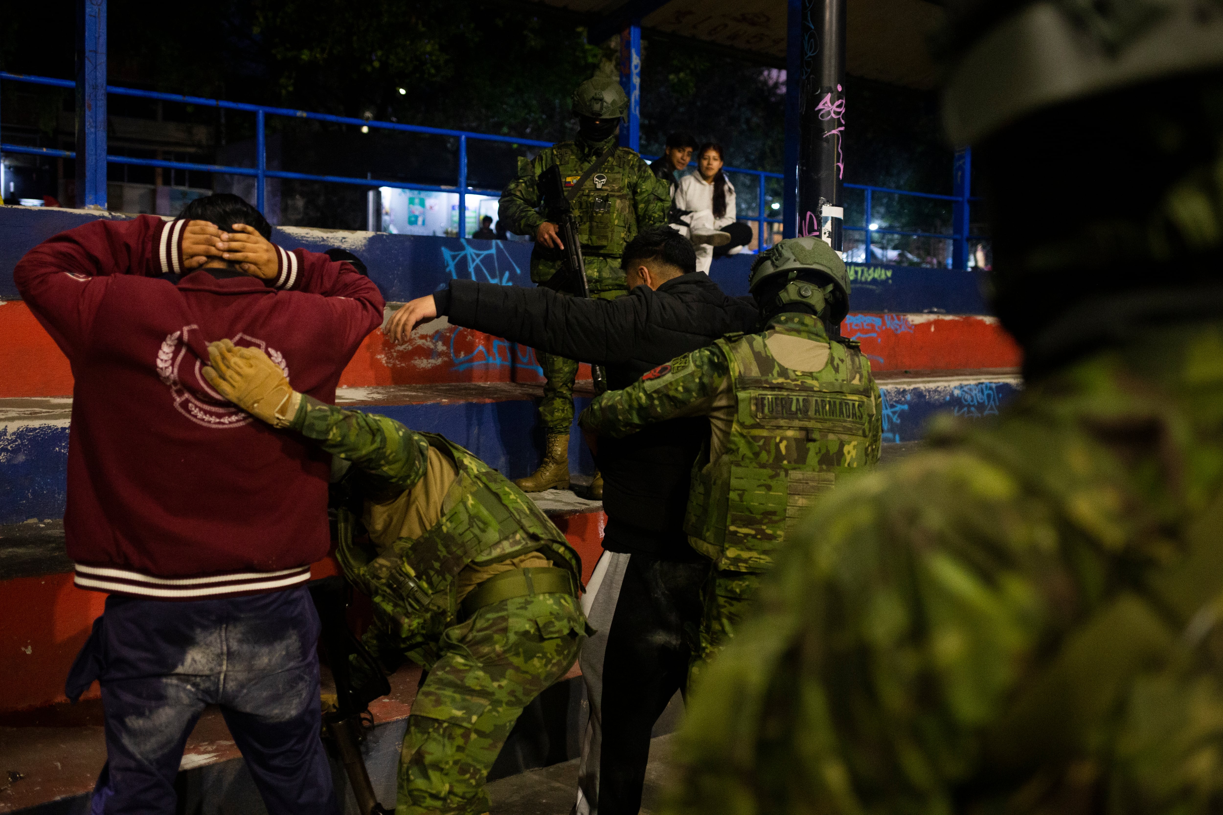 As part of the military operation carried out on May 19, searches were carried out in several streets and parks in the Solanda neighborhood.
