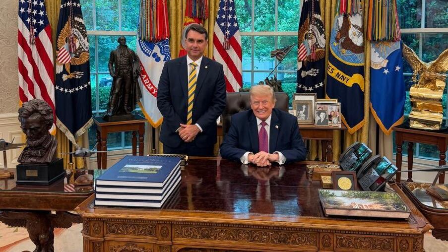 Trump receives Flávio Bolsonaro in the Oval Office three weeks after Lula