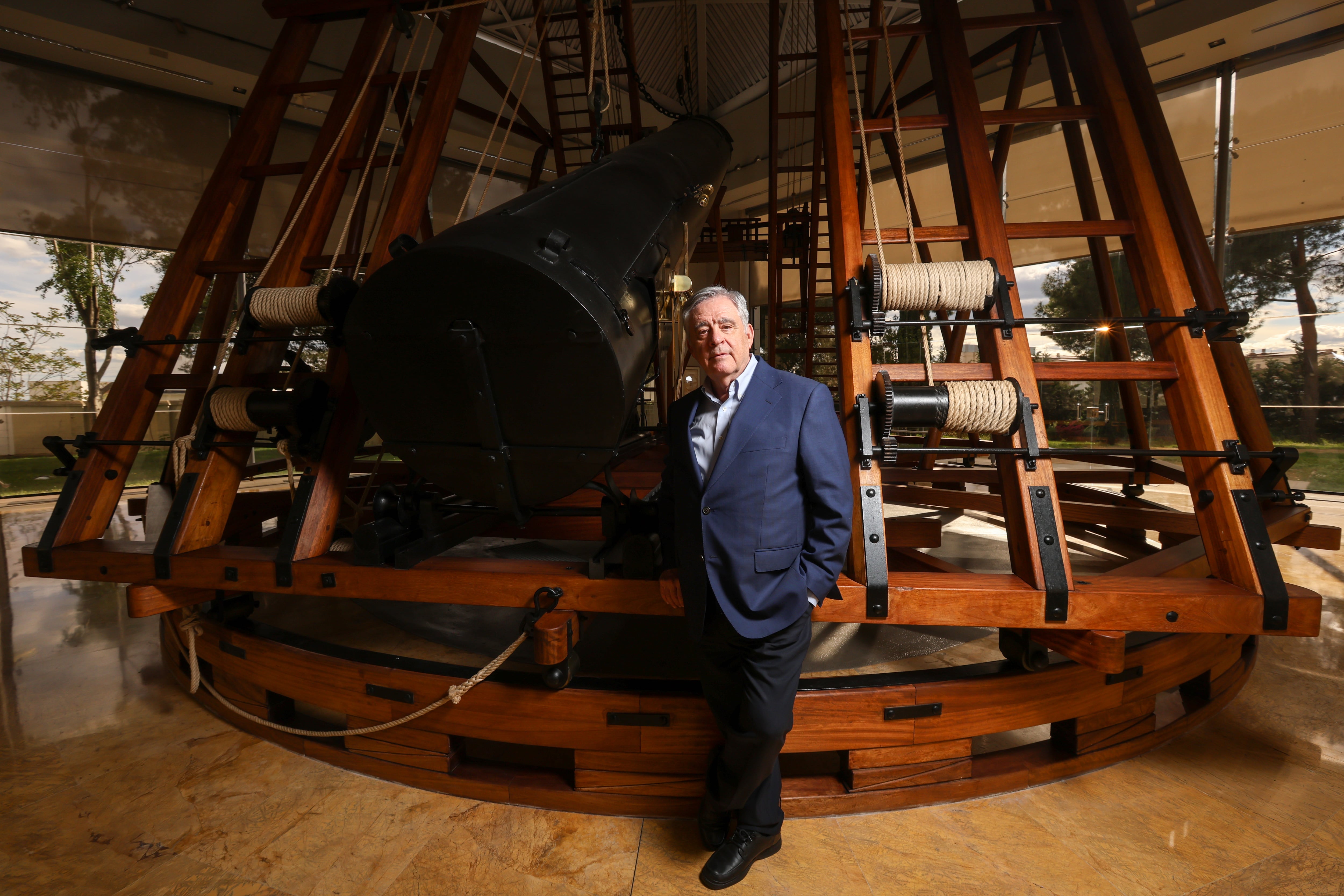 Bachiller next to a reproduction of the Herschel telescope, considered the best in the world in the 19th century, at the Royal Observatory of Madrid.