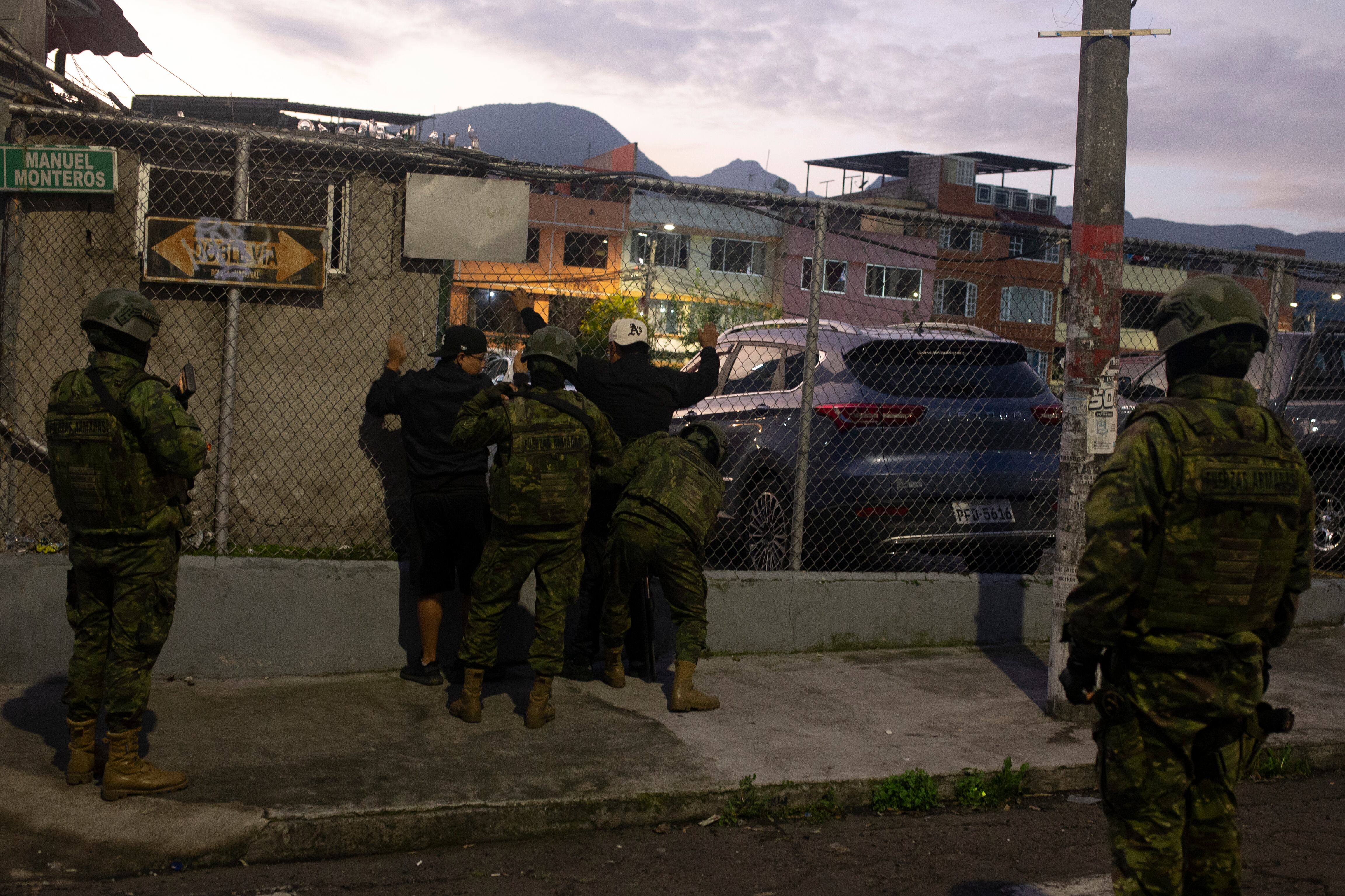 During the operation, searches were carried out in several streets and parks in Solanda.