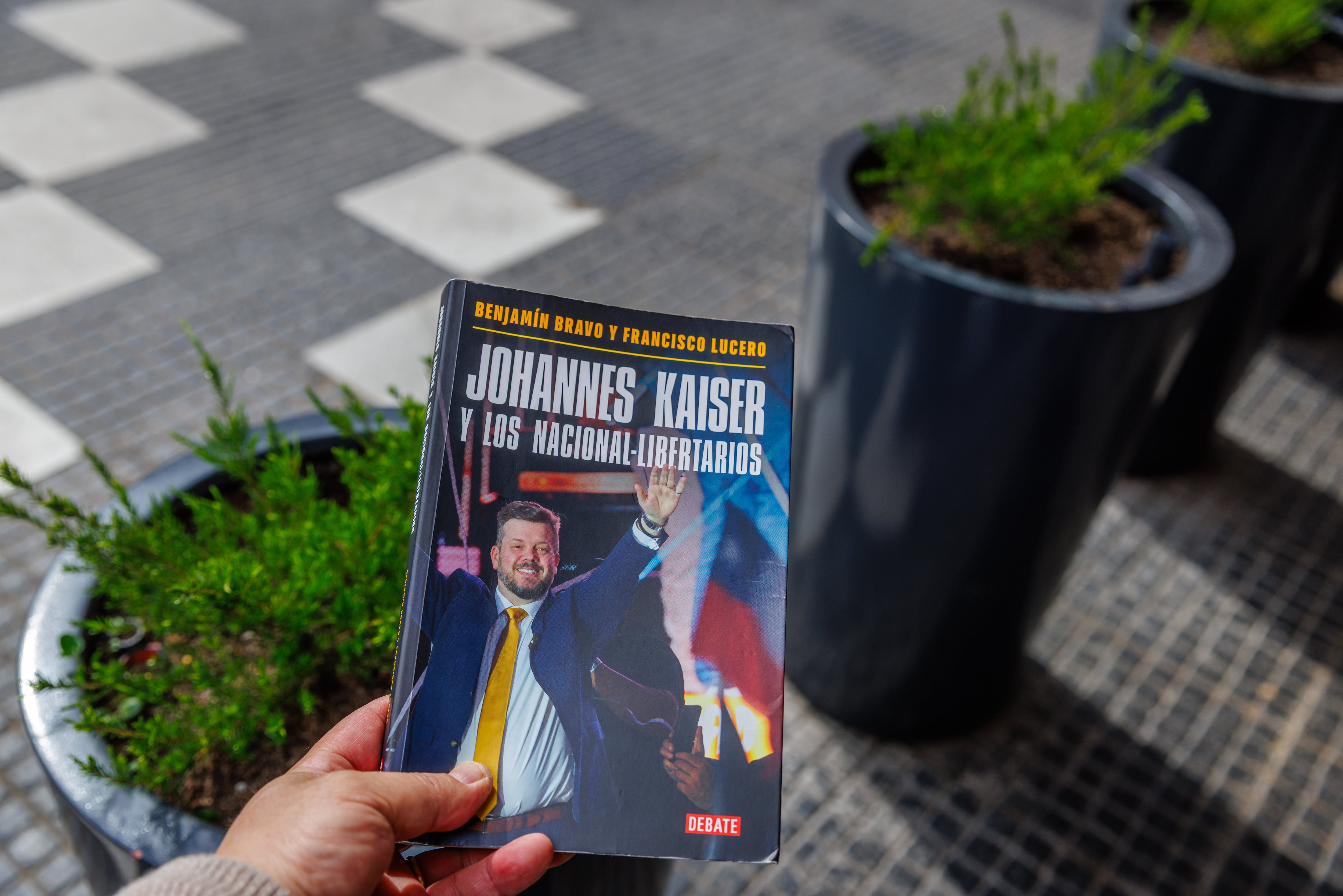 A copy of the Spanish-language book titled 'Johannes Kaiser and the National-Libertarians' (2026). 