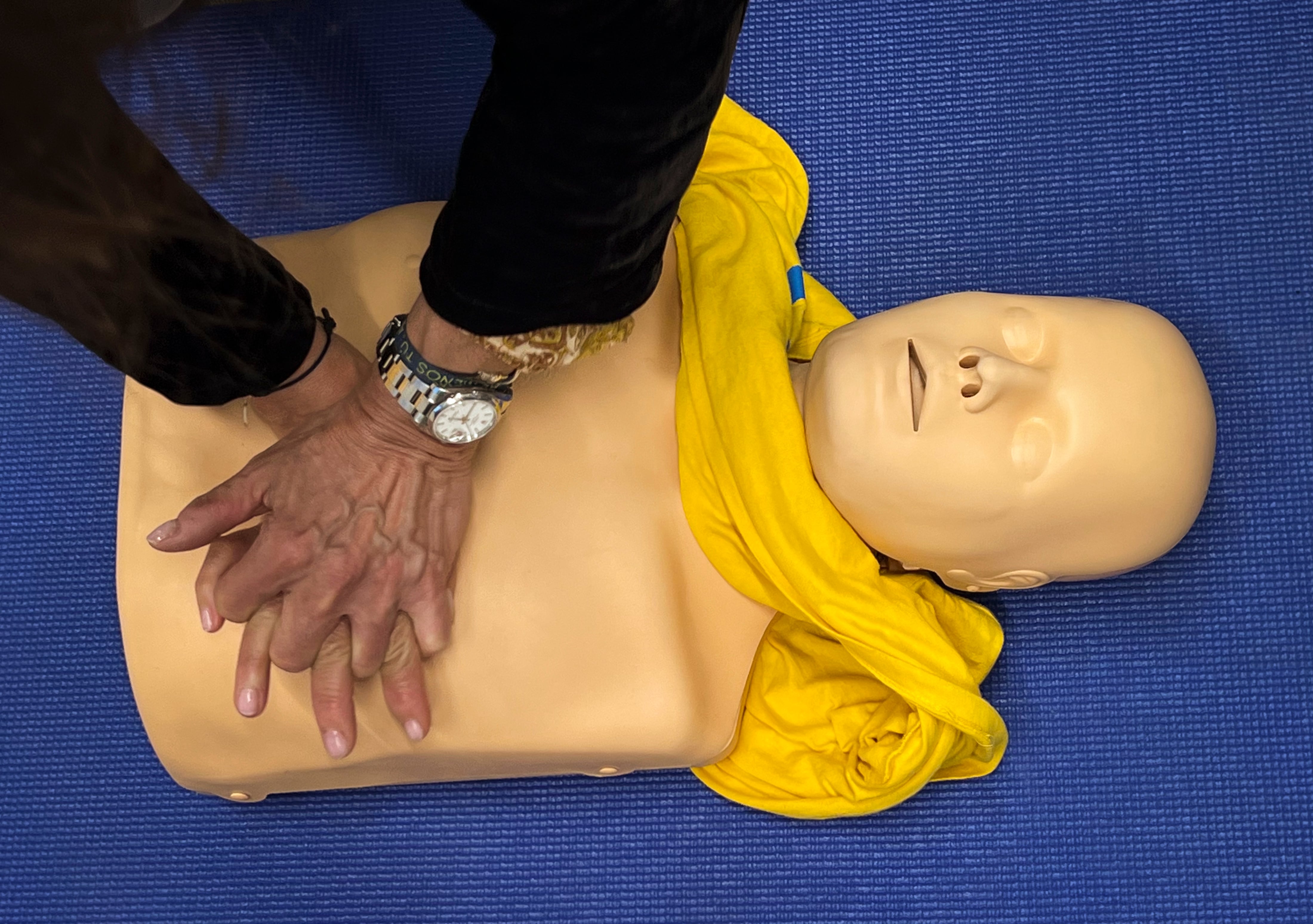 Simulation of a cardiac massage during a cardiovascular resuscitation workshop.
