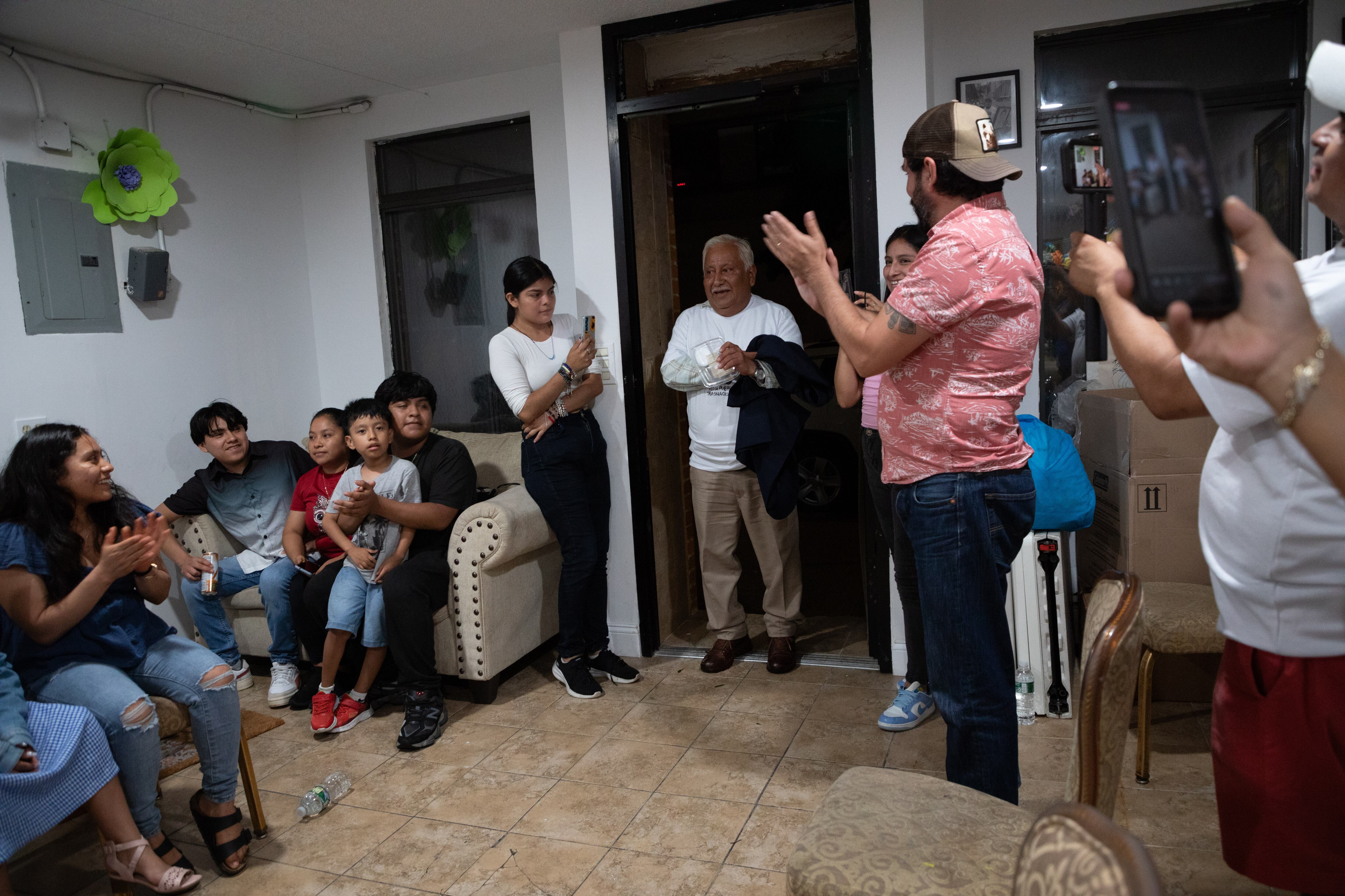 Don Alonso, originally from the Tlapa municipality, in the Mexican state of Guerrero, arrives at the reunion with his relatives. 