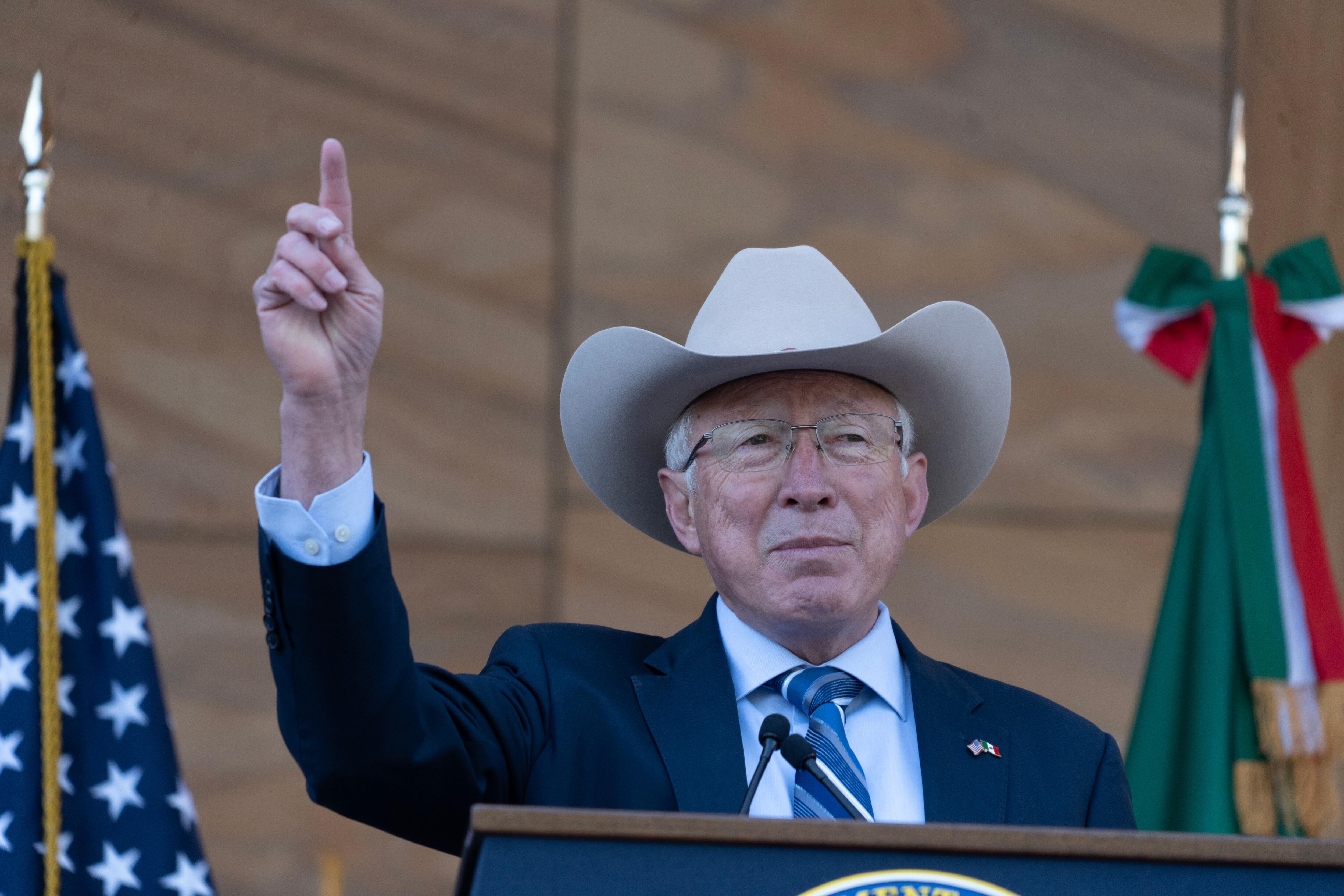Former ambassador to Mexico Ken Salazar says in his memoir that no US agent traveled on the plane that transported ‘El Mayo’ Zambada