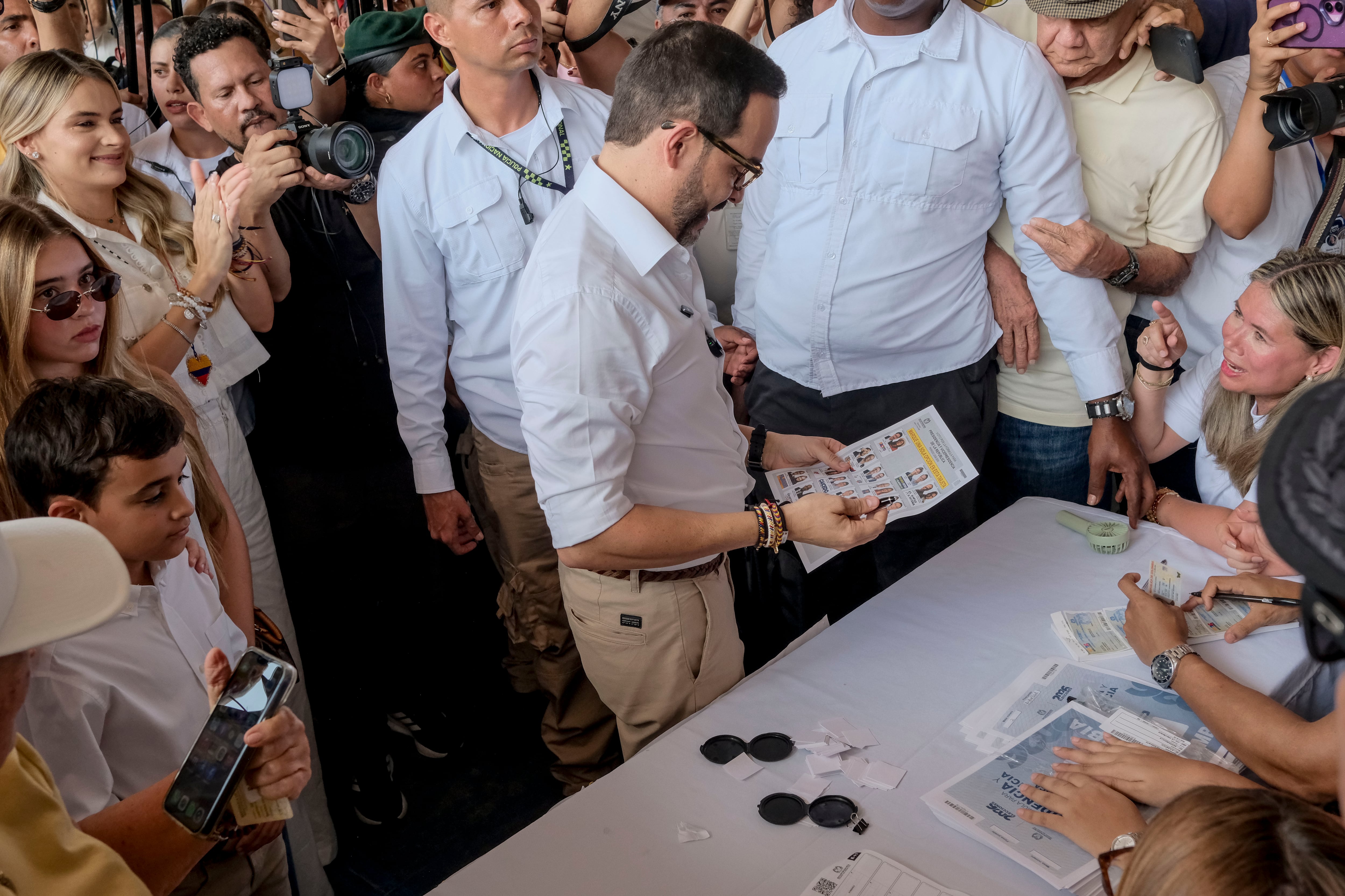 Abelardo de la Espriella votes at La Enseñanza school in Barranquilla on May 31.