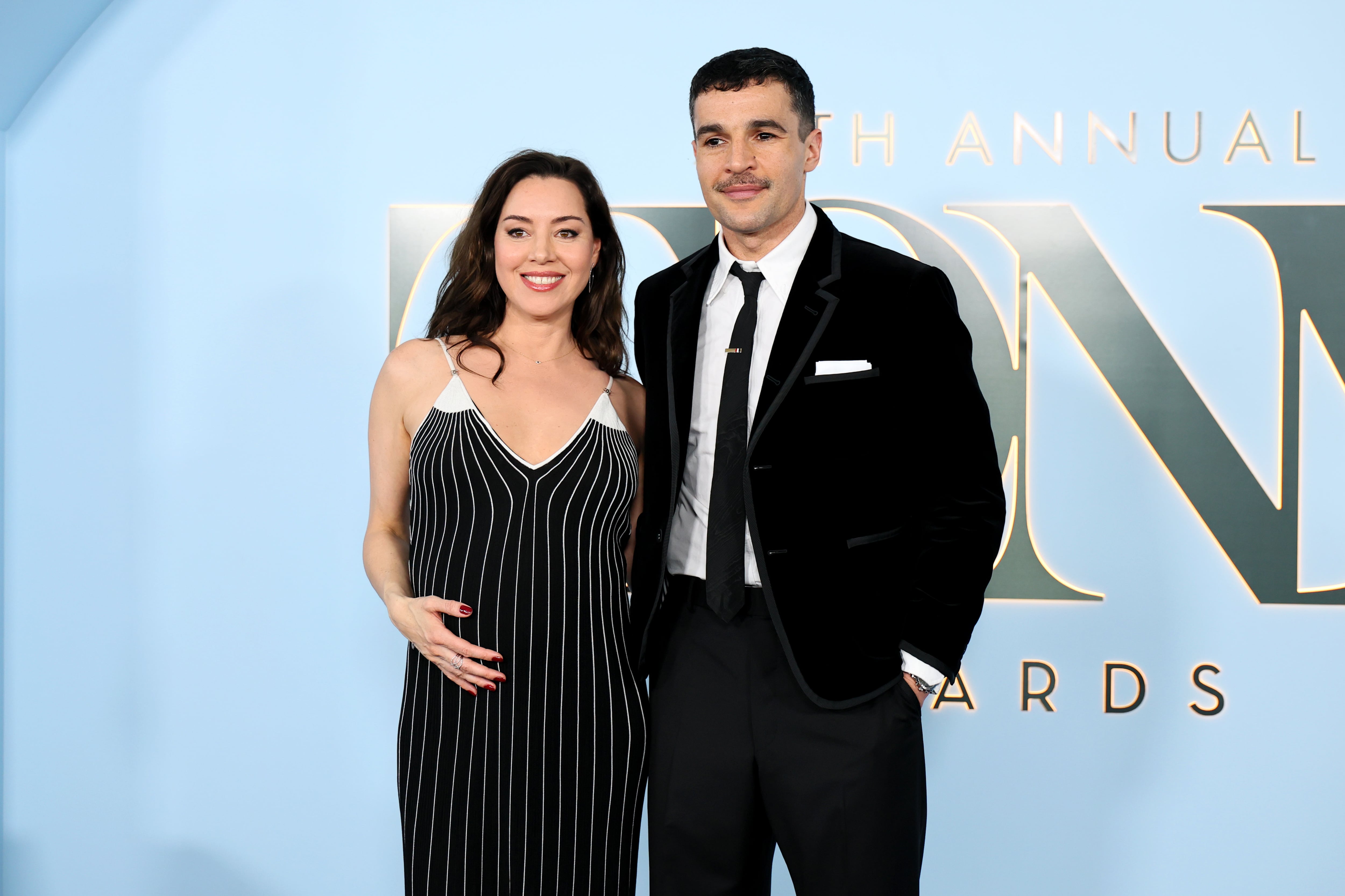 Aubrey Plaza shows off pregnancy with boyfriend one year and four months after husband’s death: social judgment remains relentless