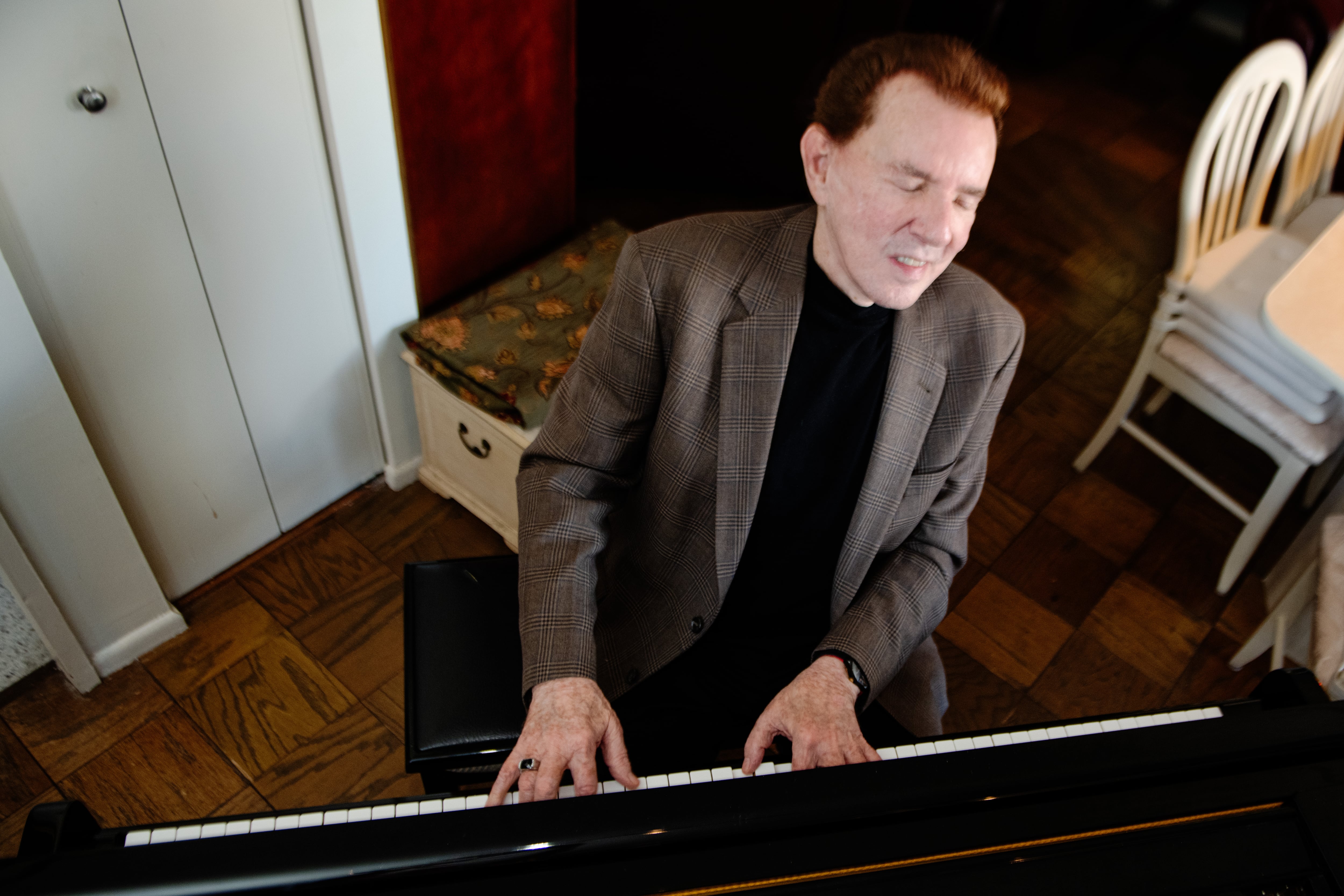 The Cuban singer performing one of his melodies.