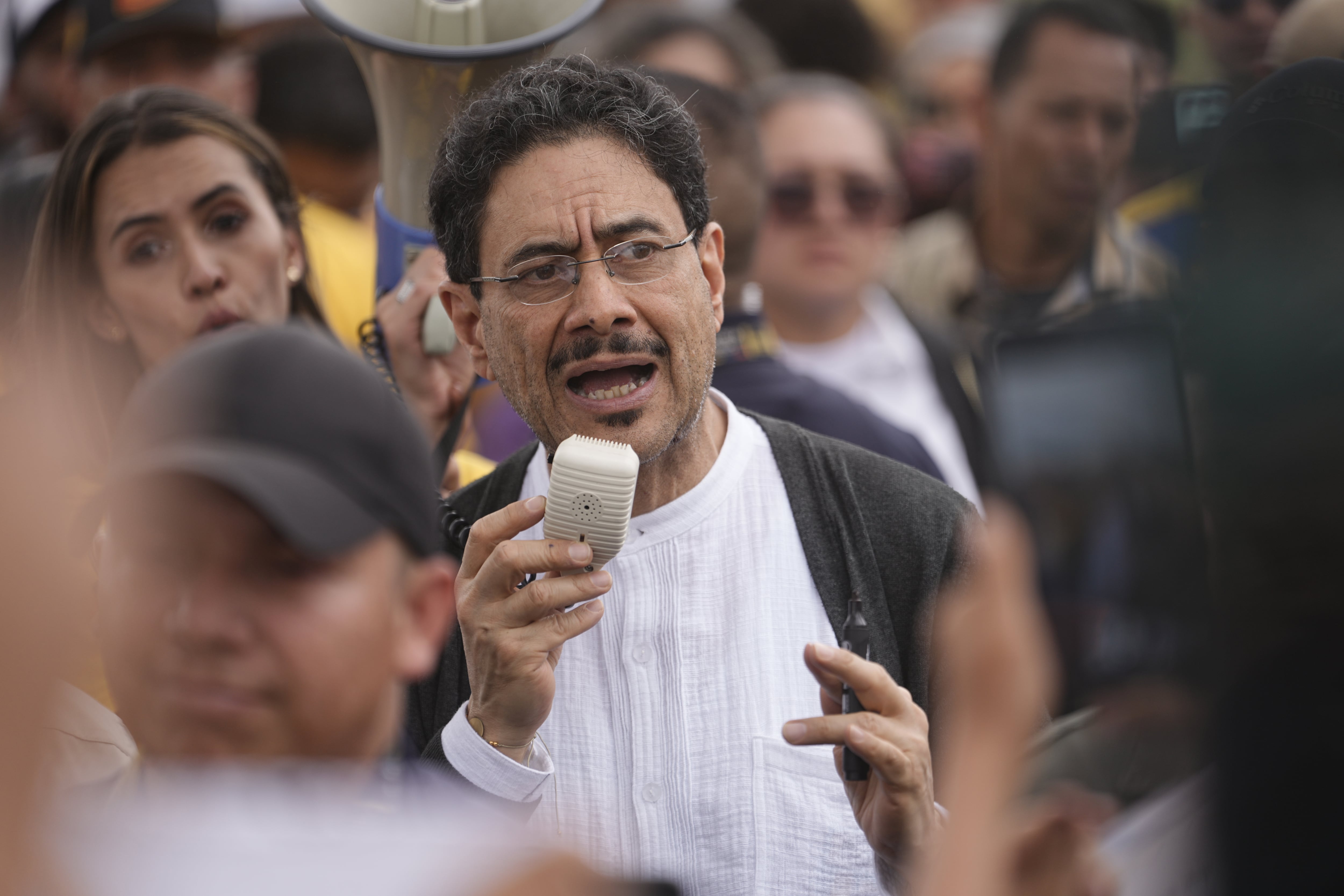 Iván Cepeda enters final stretch of presidential campaign with no money and Petro on his heels