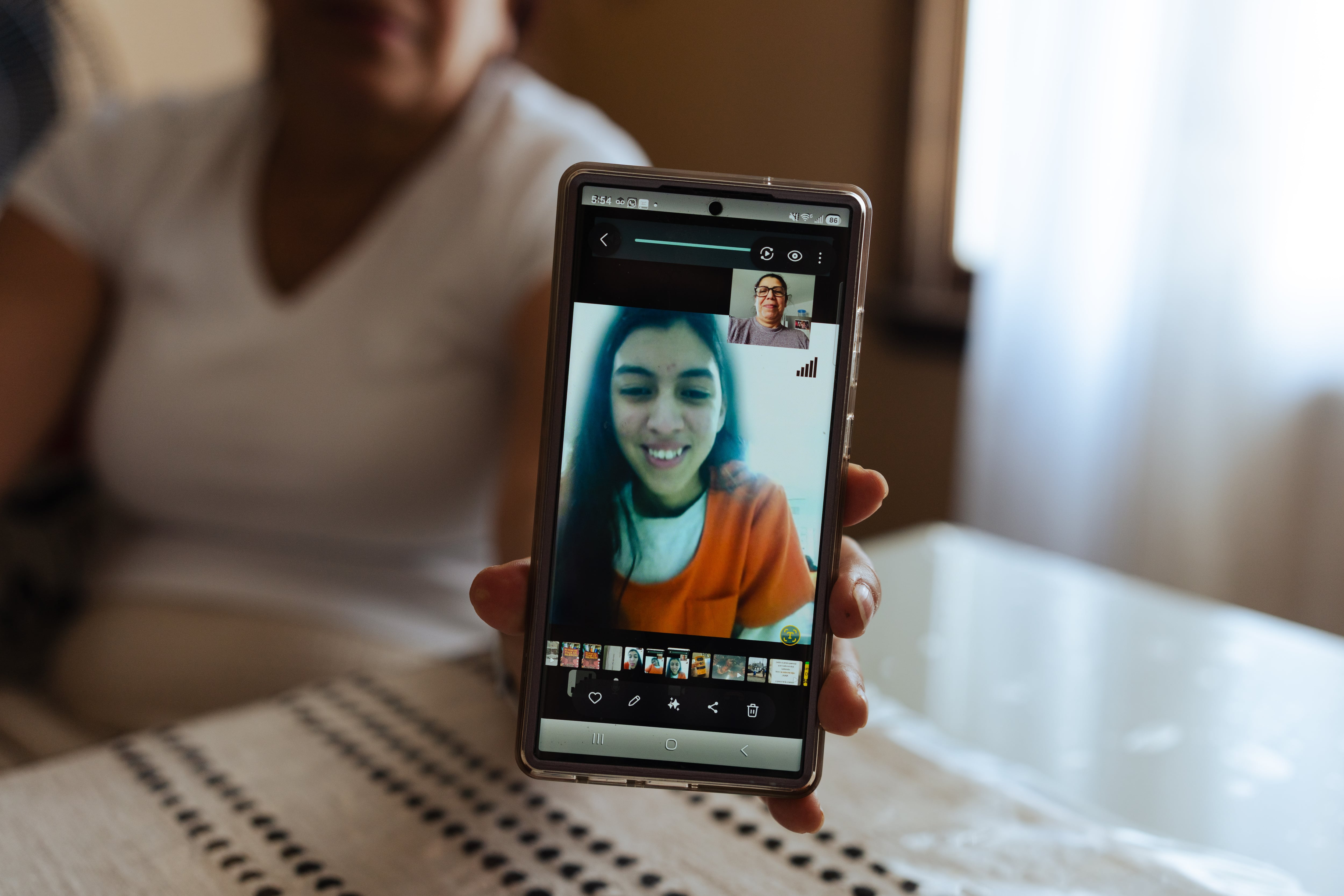 María Eugenia García shows a screenshot of a video call with her daughter from the months Killy Tatiana Yangquen García was detained.