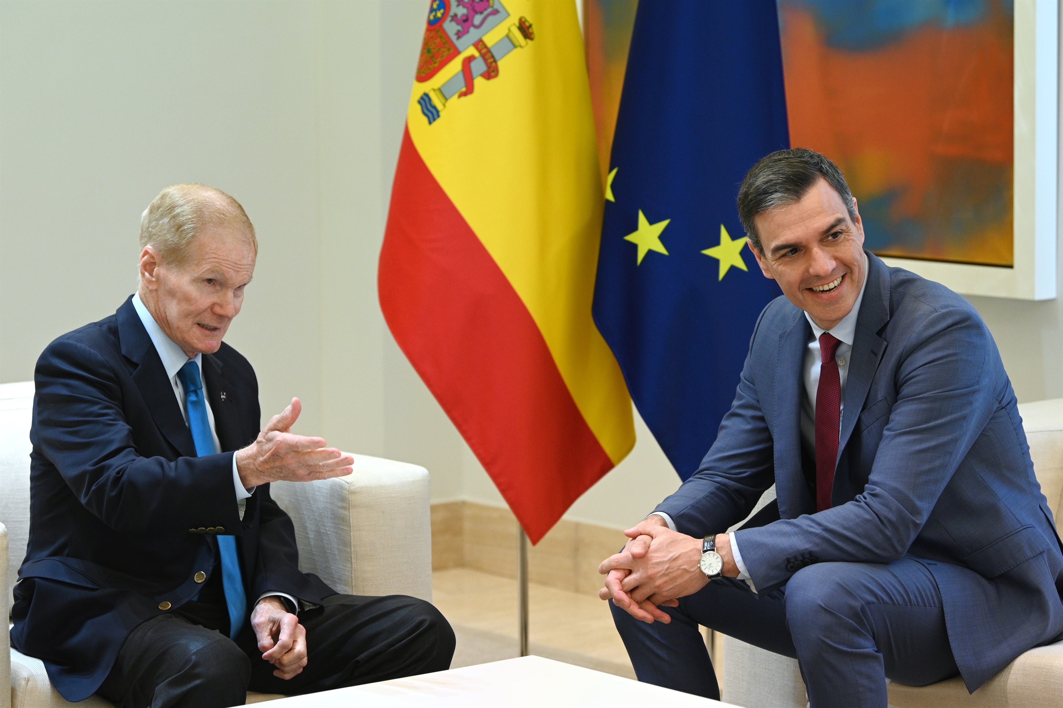 The Spanish Prime Minister Pedro Sánchez (right), and NASA’s Bill Nelson (left) in a meeting at the Moncloa Palace this Tuesday.
