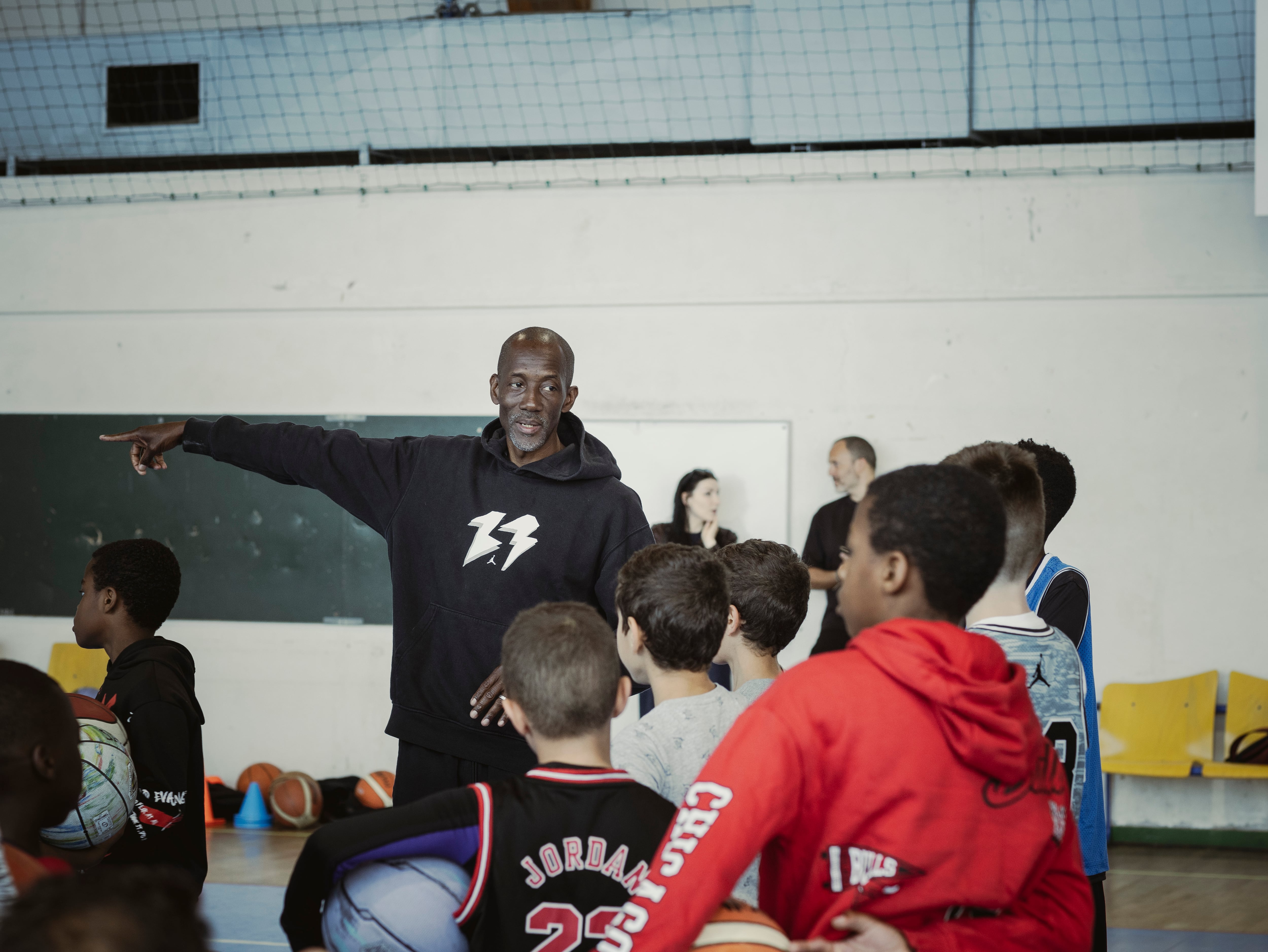Bally Bagayoko with the children's basketball team on May 9 in Saint-Denis.