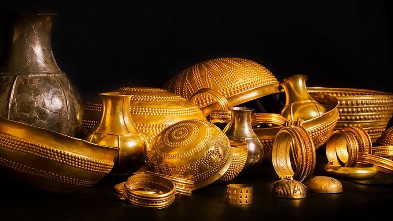 From the Treasure of Villena to the French Crown Jewels: The lucrative business of stealing pieces of history