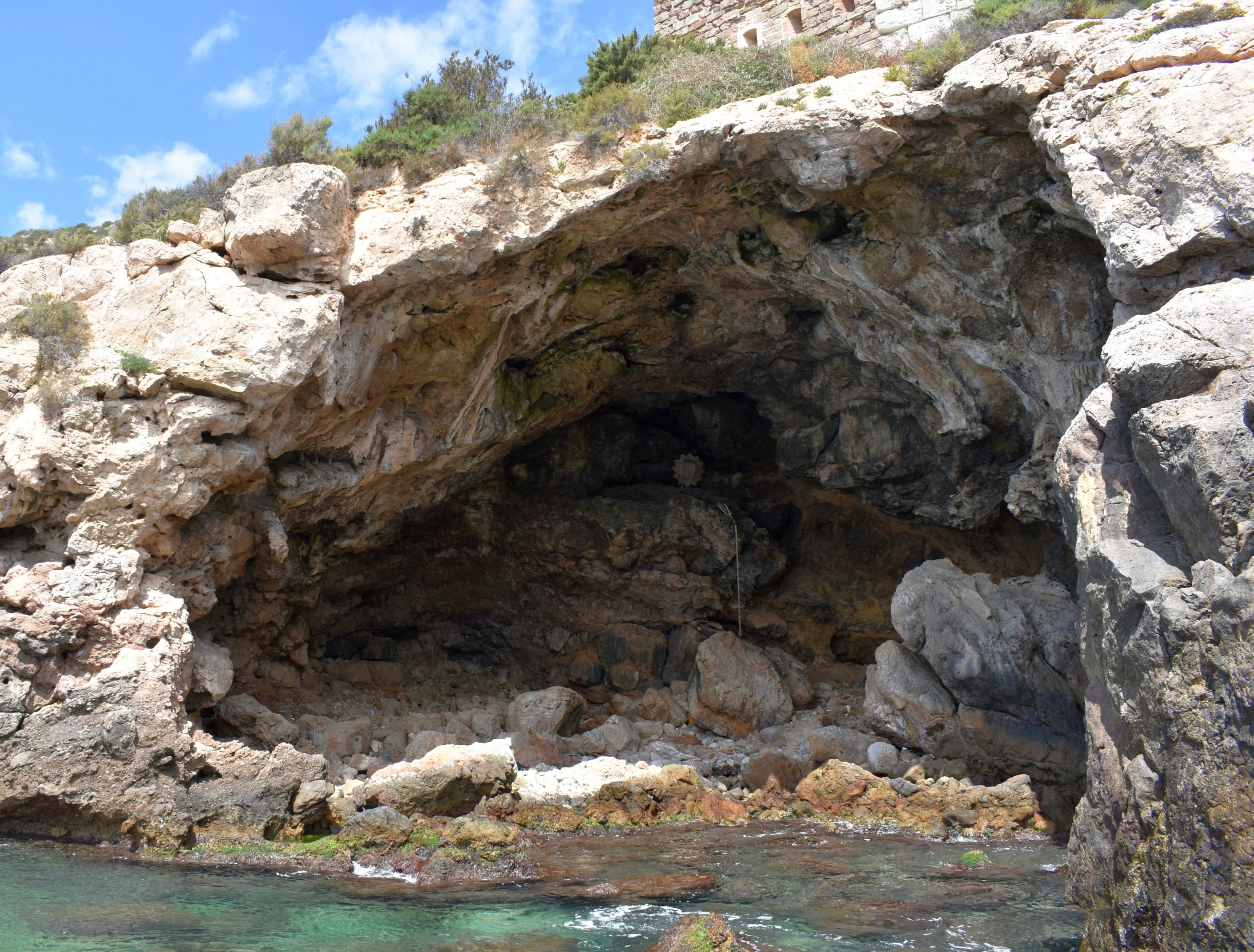 Neanderthals consumed mollusks as early as 115,000 years ago, especially during the colder months