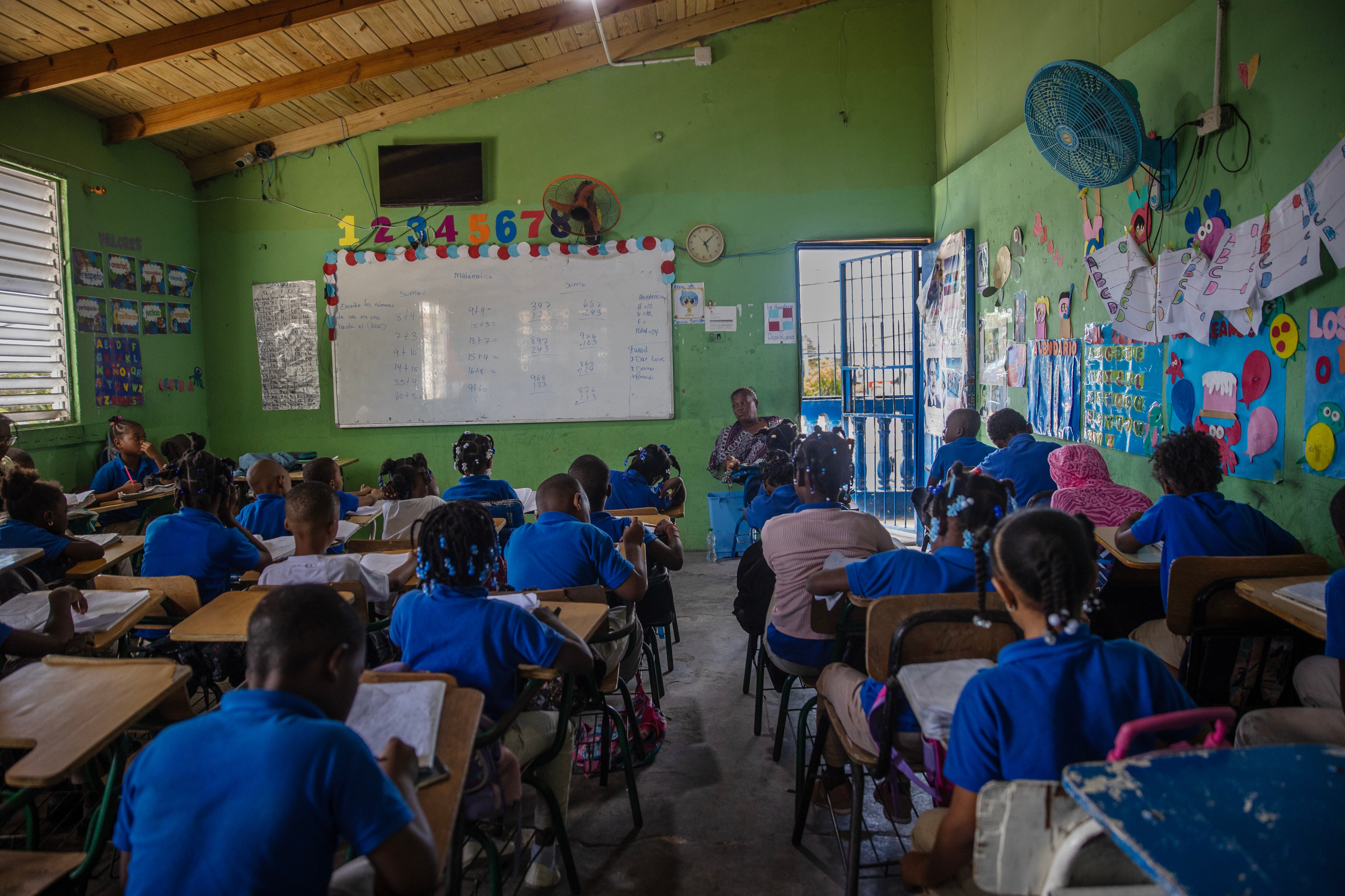 Dozens of children attend classes at a school in Villa Esperanza, in the Friusa area, where more than half of the Haitian students have stopped attending classes in recent weeks.