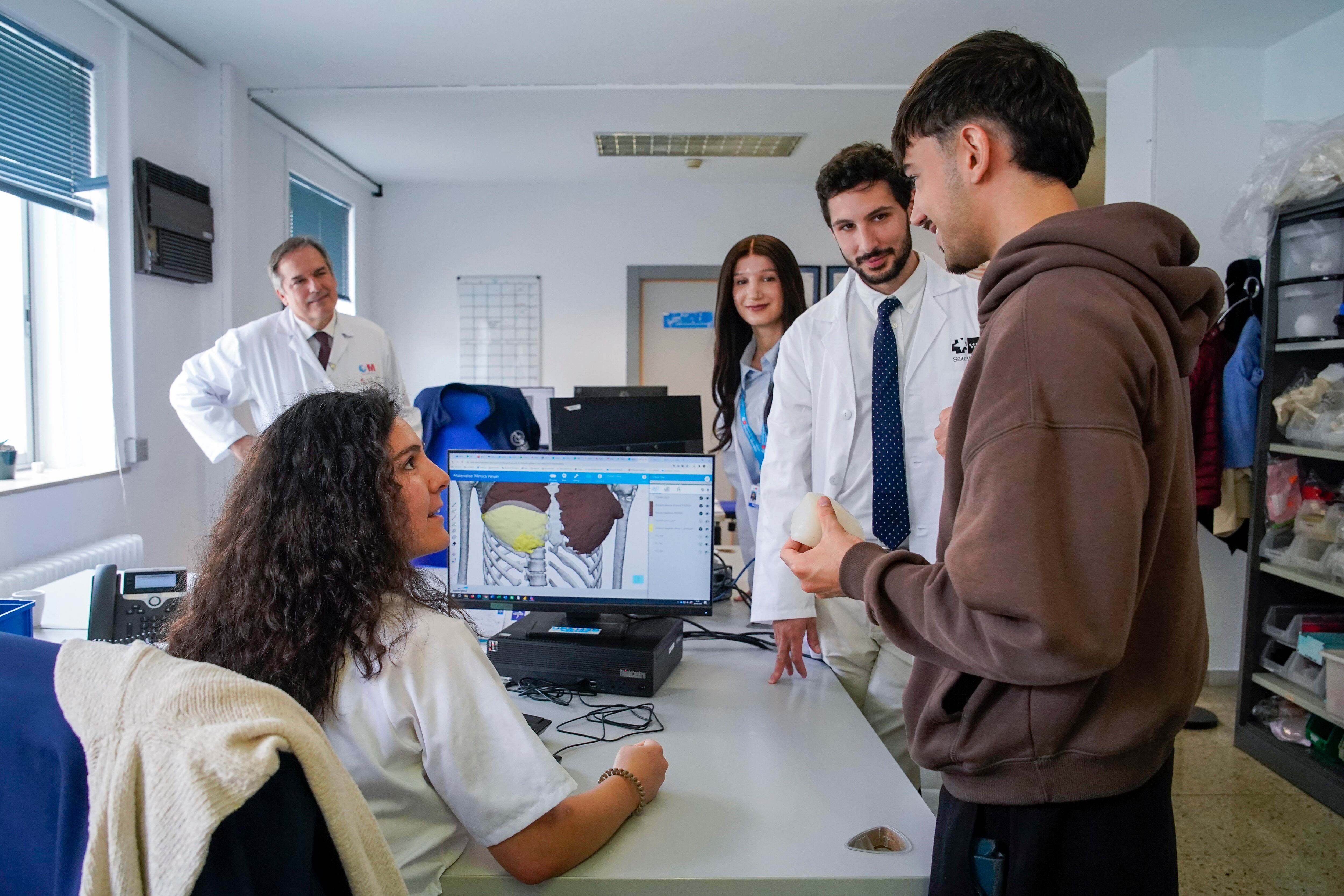 From left to right, José María Lasso, head of the plastic surgery service at Gregorio Marañón; Elena Aguilera, 3D laboratory engineer; Clara Rebollo, first-year resident; and Juan Cámara, specialist in plastic surgery.
