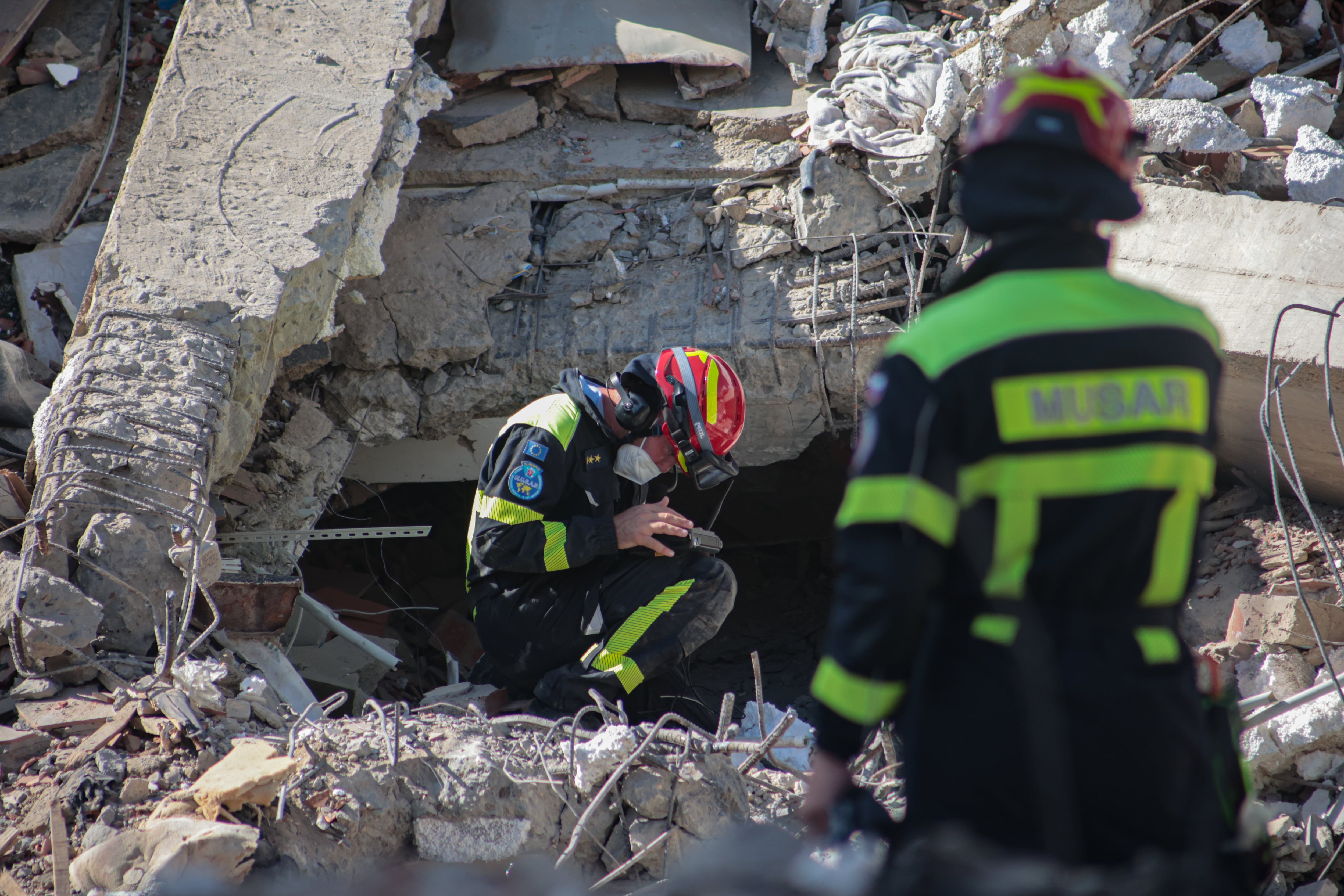 Over 100 economists ask US to lift sanctions on Venezuela to ease the impact of the earthquakes