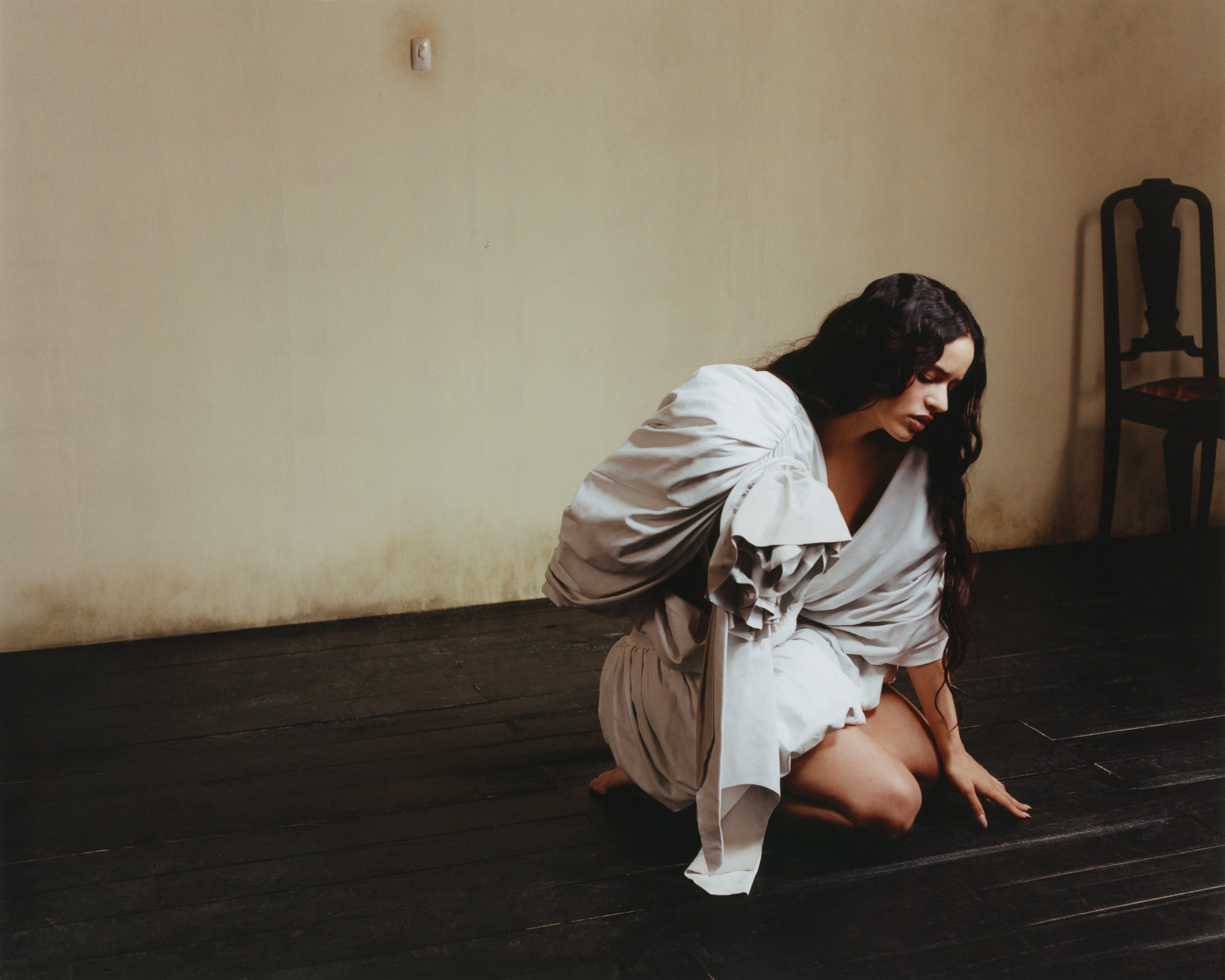 Rosalía wearing a dress with a flower by Vaquera.