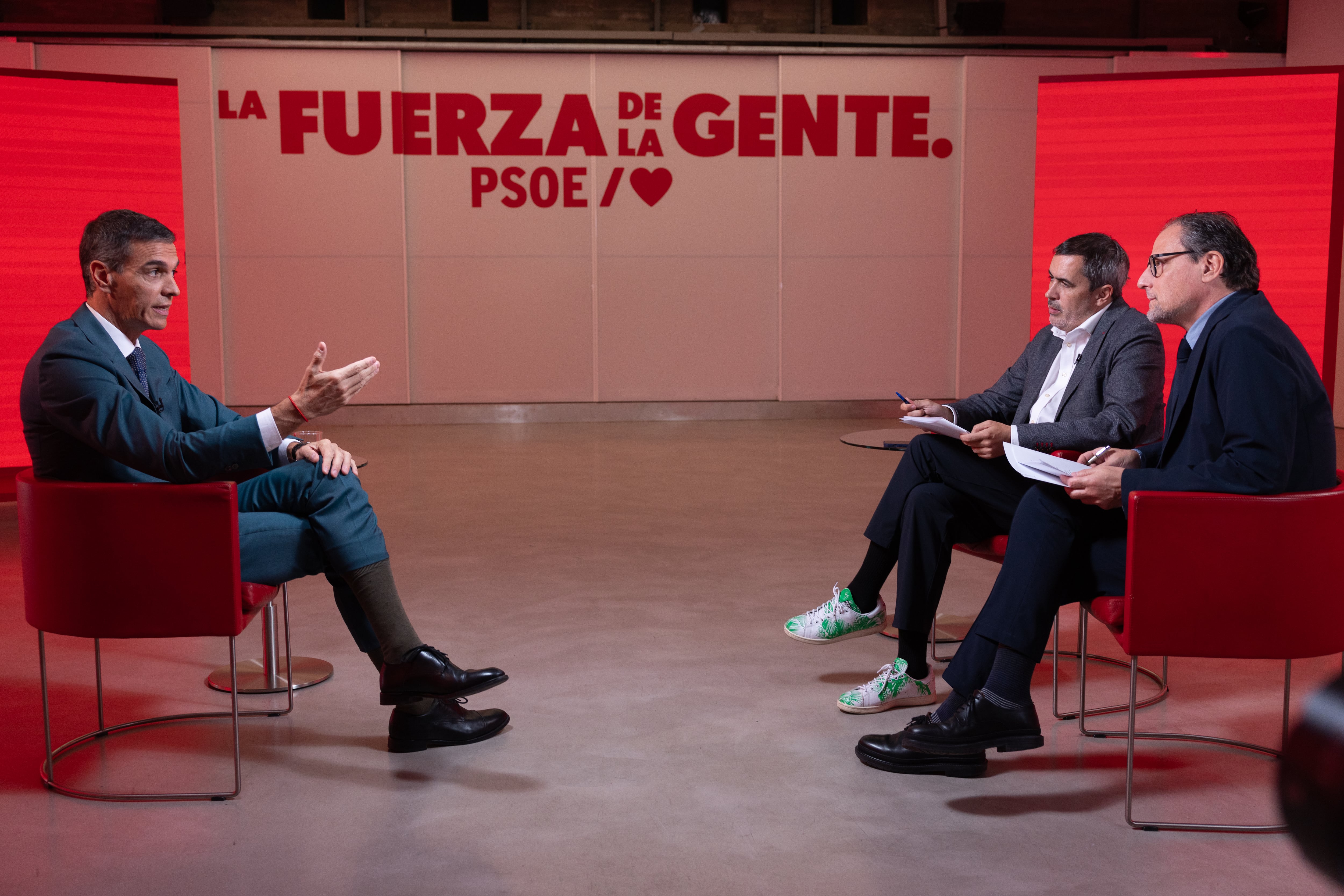Prime Minister Pedro Sánchez (l) on Friday at Ferraz during the interview with EL PAÍS editor Jan Martínez Ahrens (r) and political correspondent Carlos E. Cué.