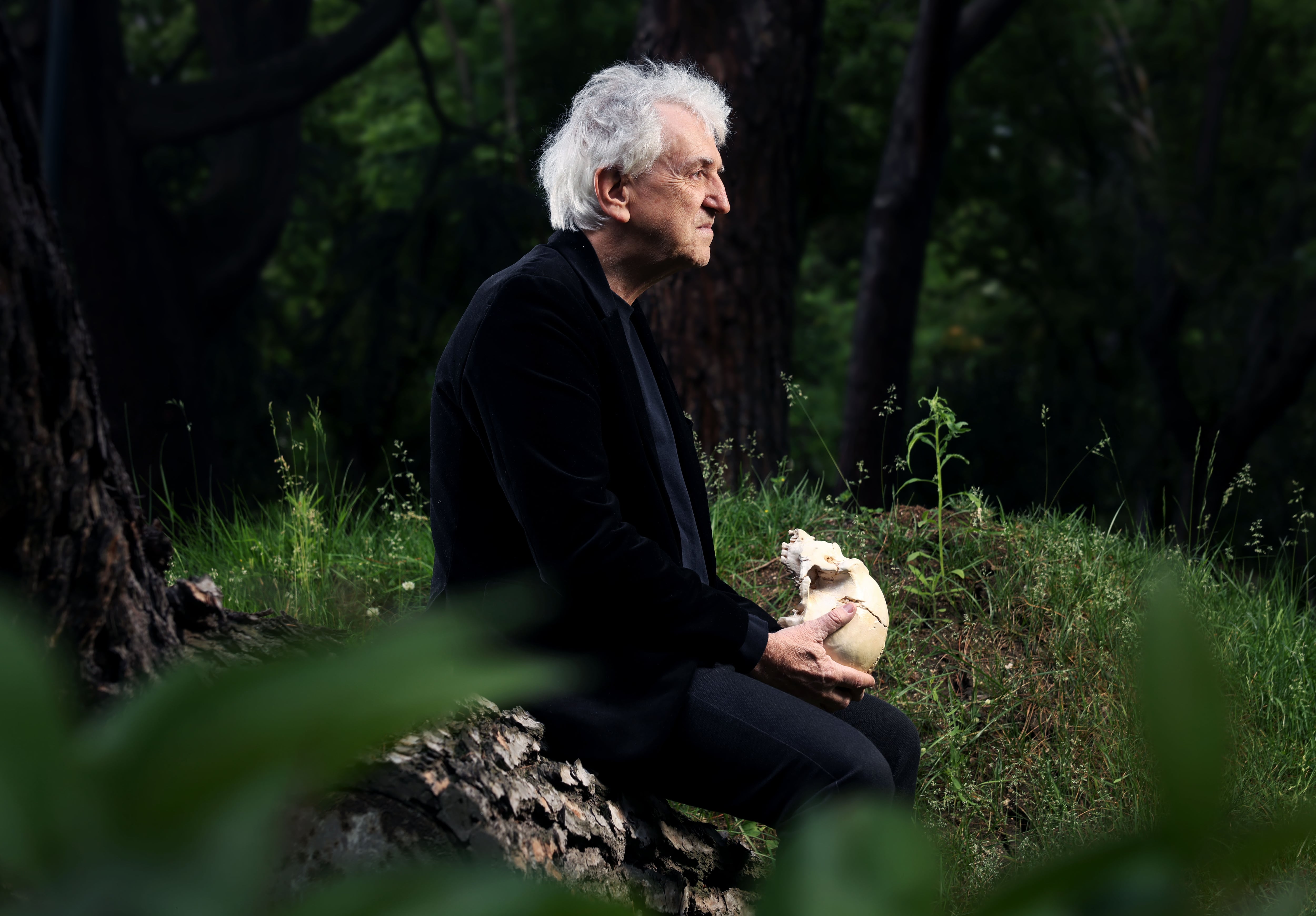 Juan Luis Arsuaga, paleontologist: Corruption is very Paleolithic, very chimpanzee-like The co-director of the Atapuerca archaeological site shares with EL PAÍS the key points of his new book, The Answer, a luminous text that exudes admiration for our own species and love for nature